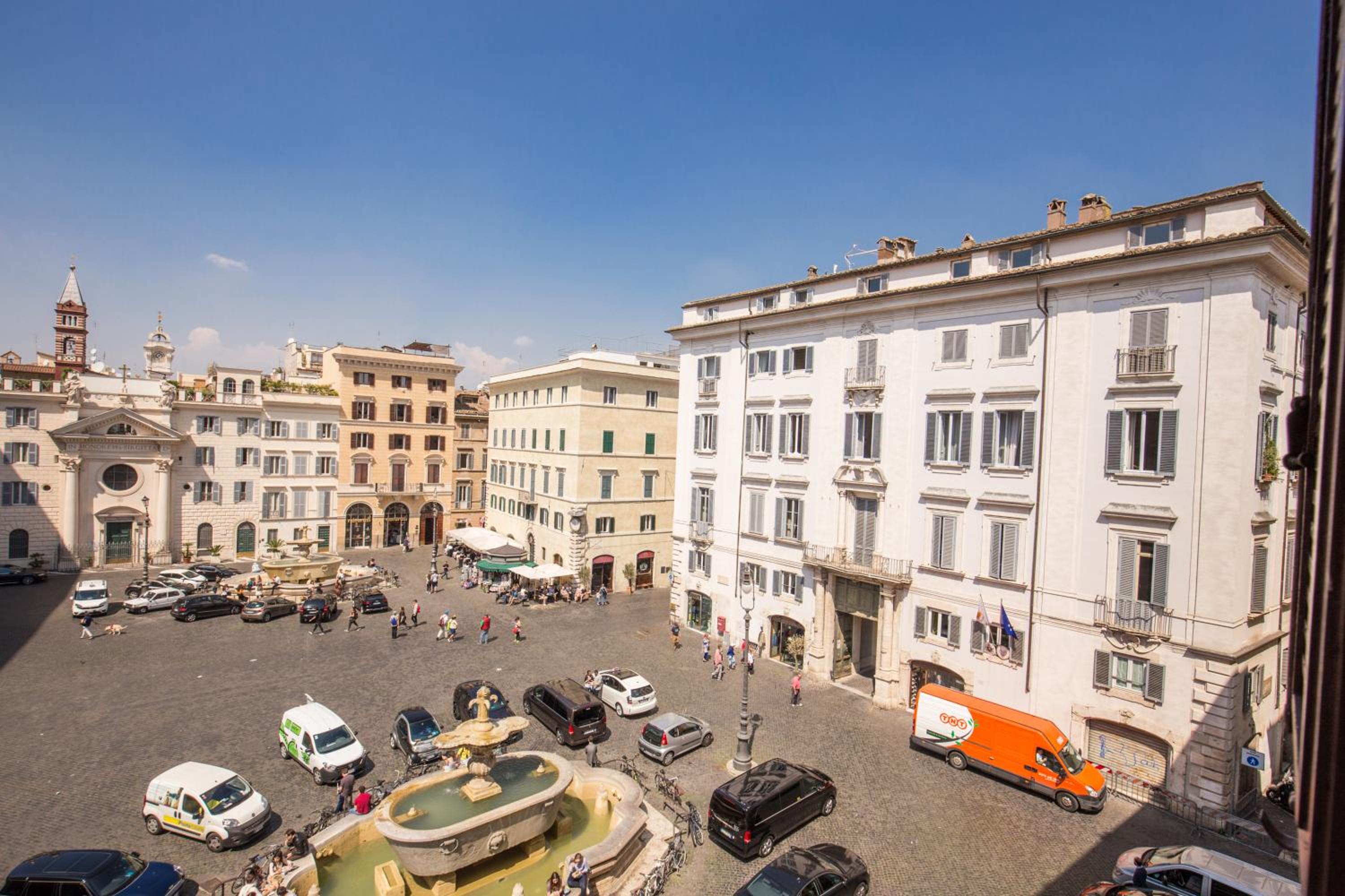 Piazza Farnese exclusive view 2 bedroom en suite