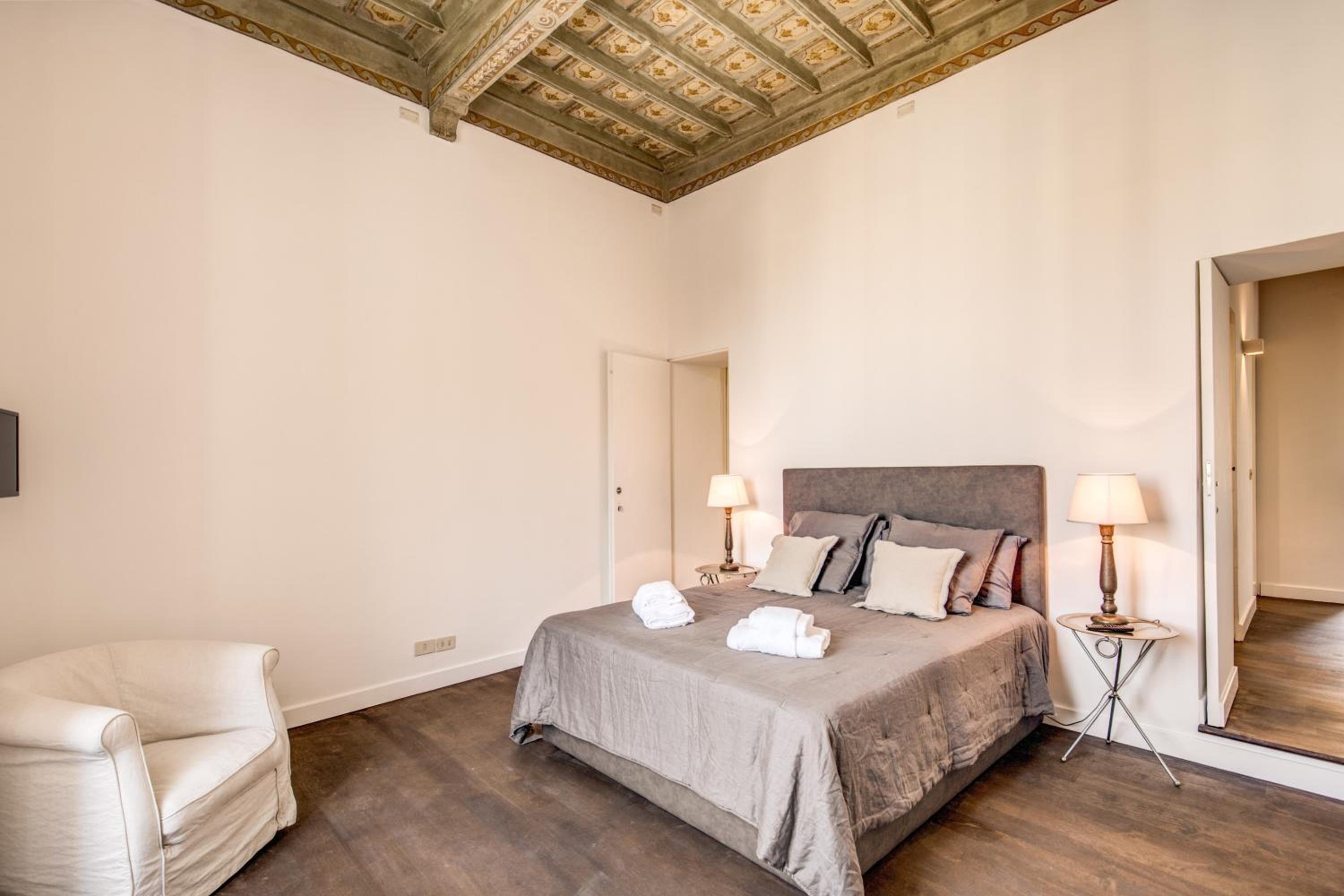 Piazza Farnese exclusive view 2 bedroom en suite