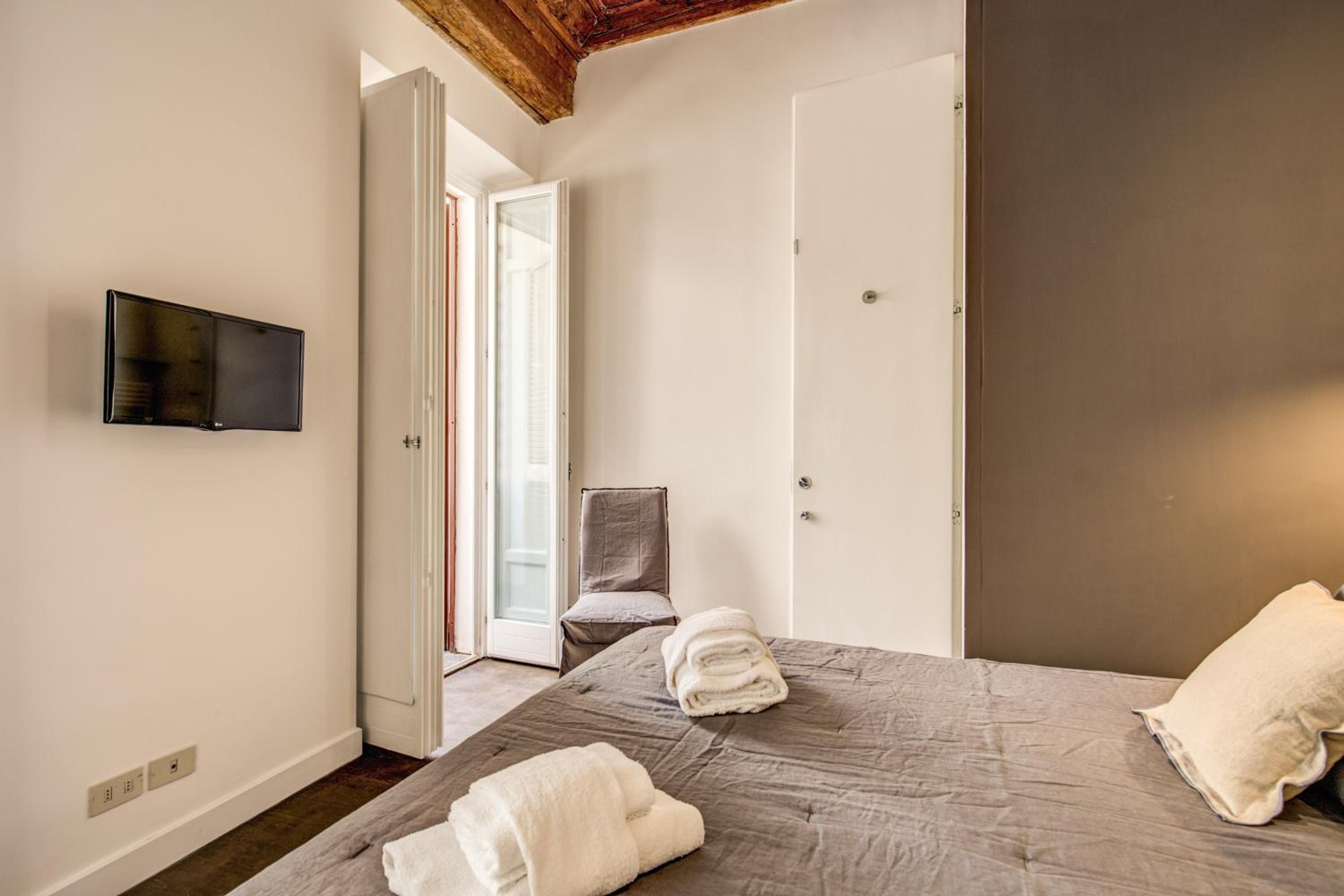 Piazza Farnese exclusive view 2 bedroom en suite