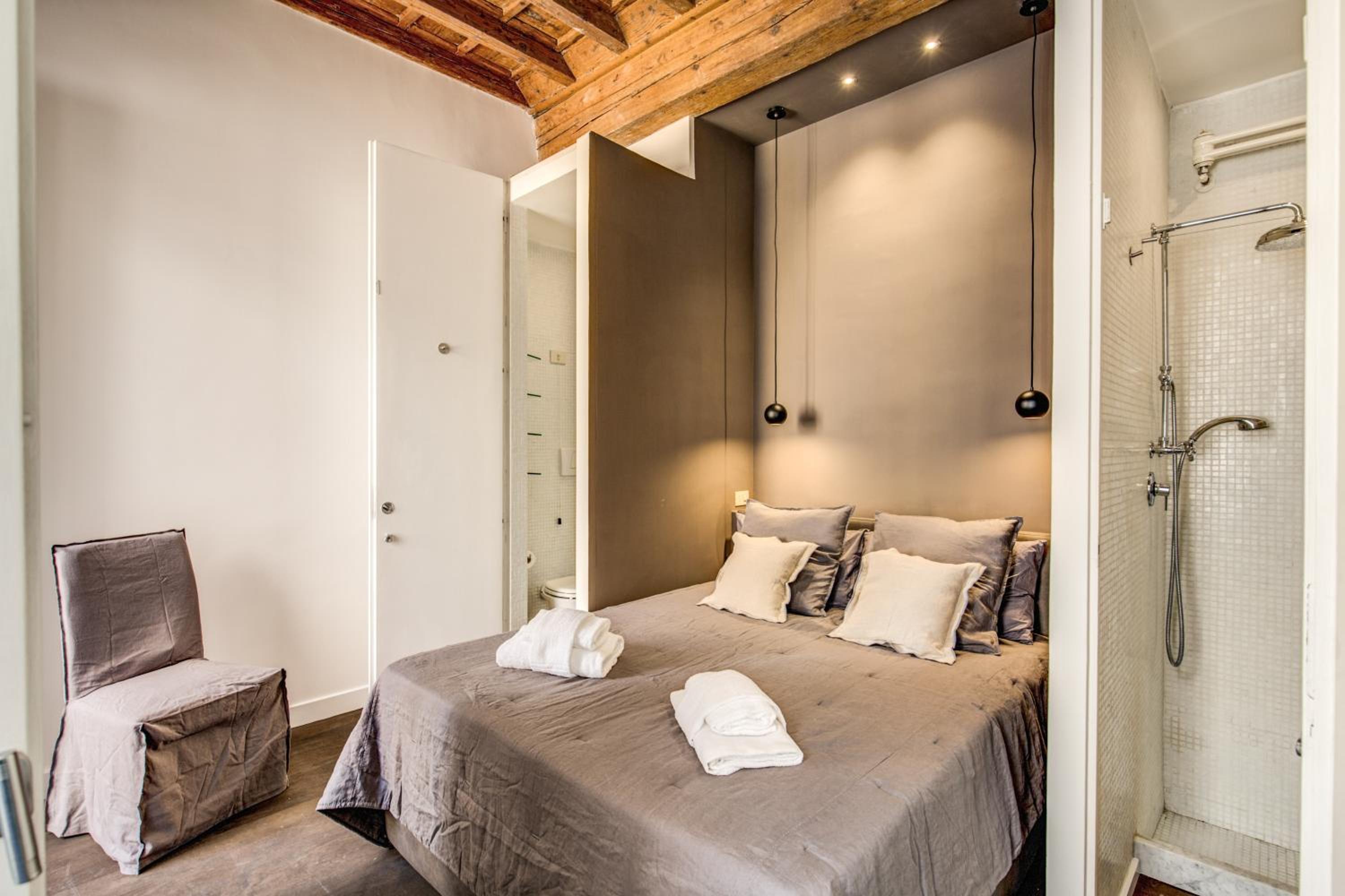 Piazza Farnese exclusive view 2 bedroom en suite