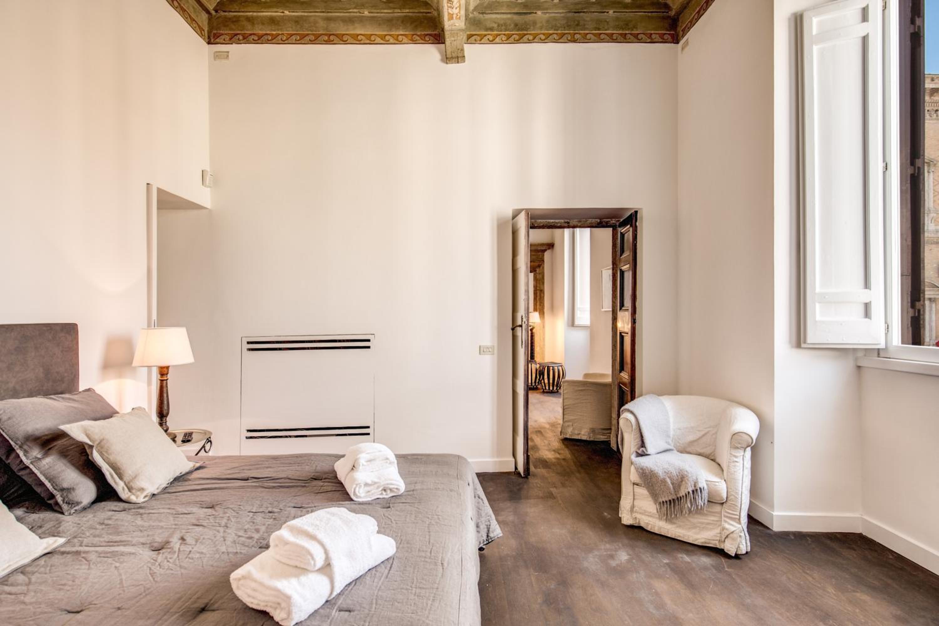 Piazza Farnese exclusive view 2 bedroom en suite