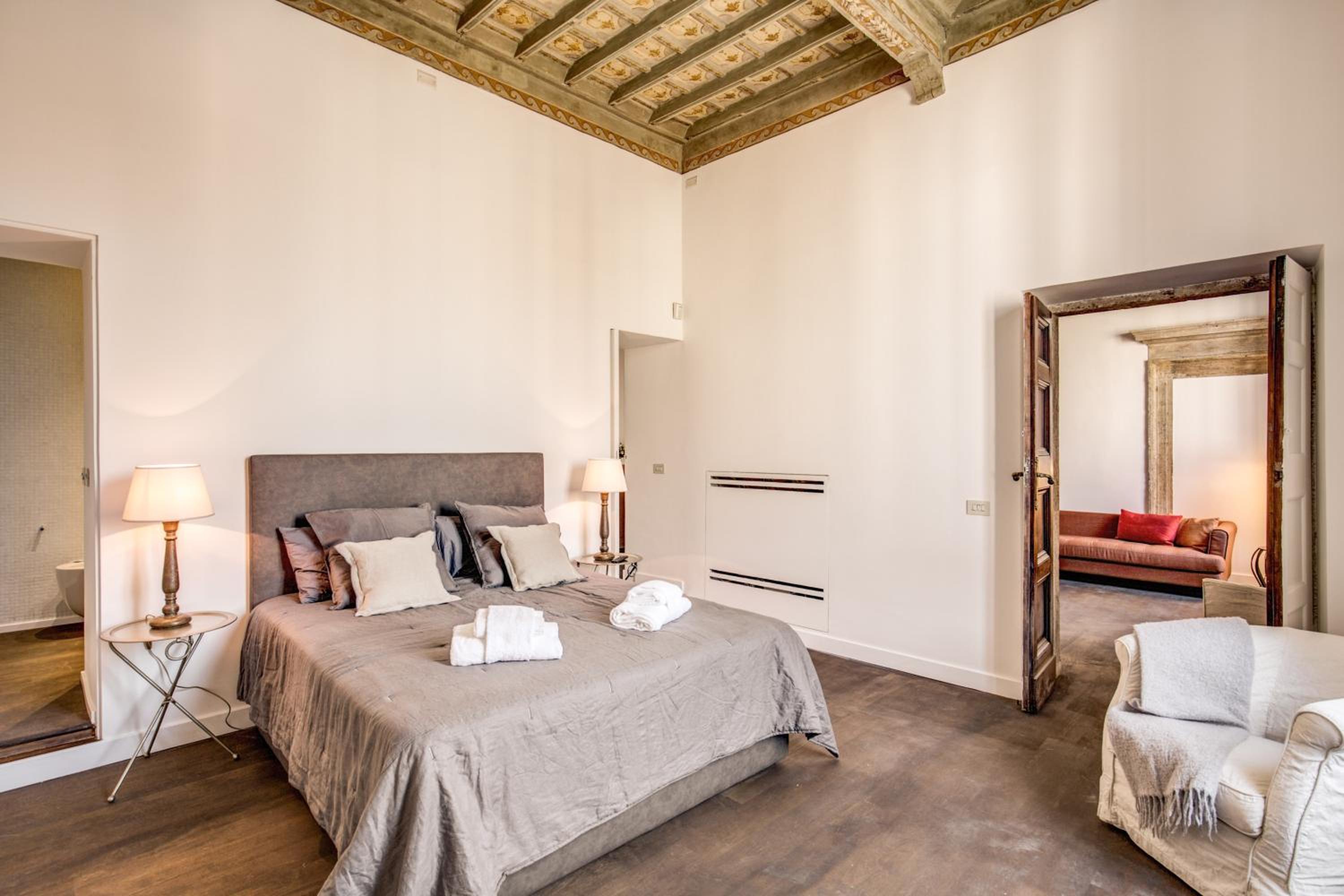 Piazza Farnese exclusive view 2 bedroom en suite