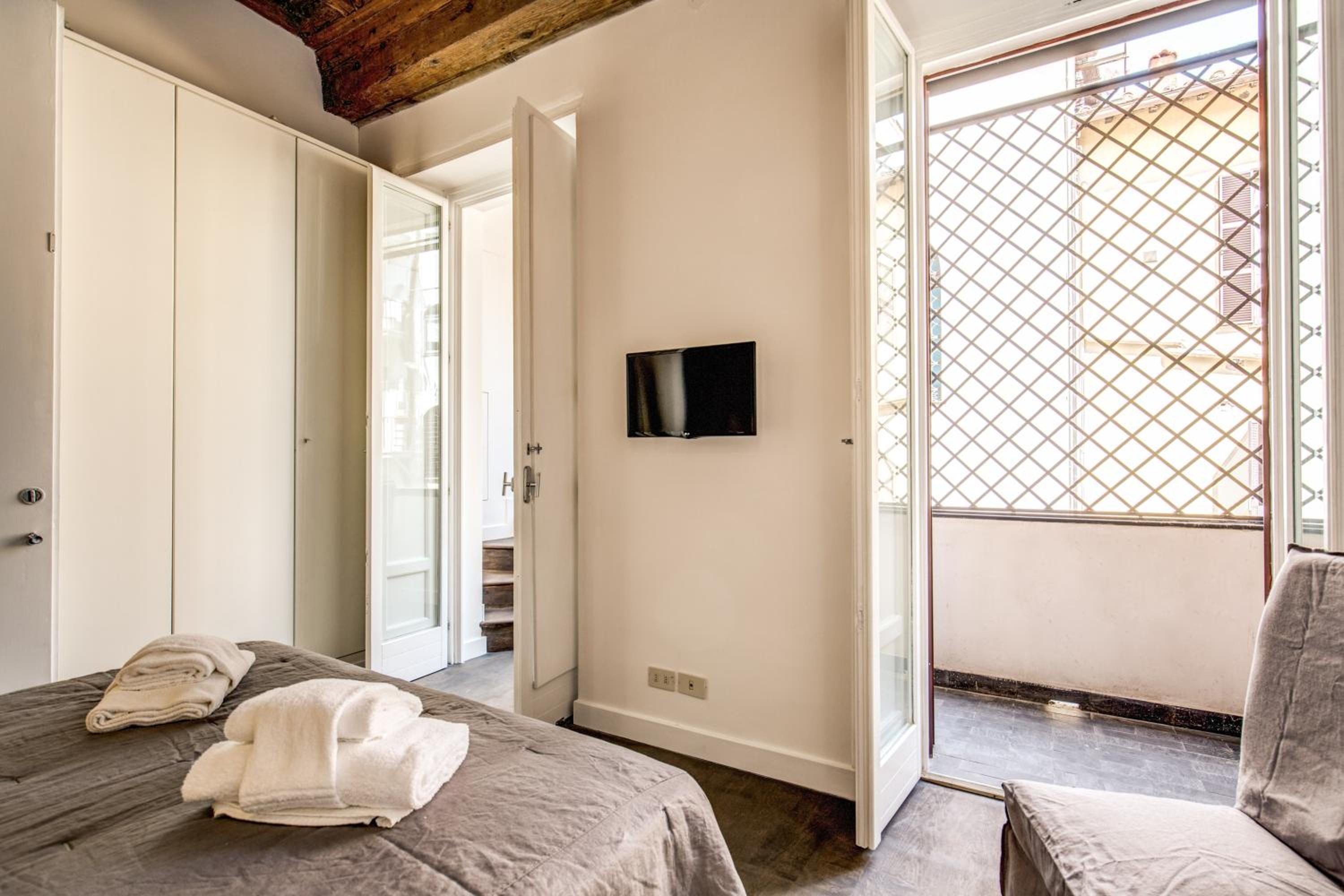 Piazza Farnese exclusive view 2 bedroom en suite