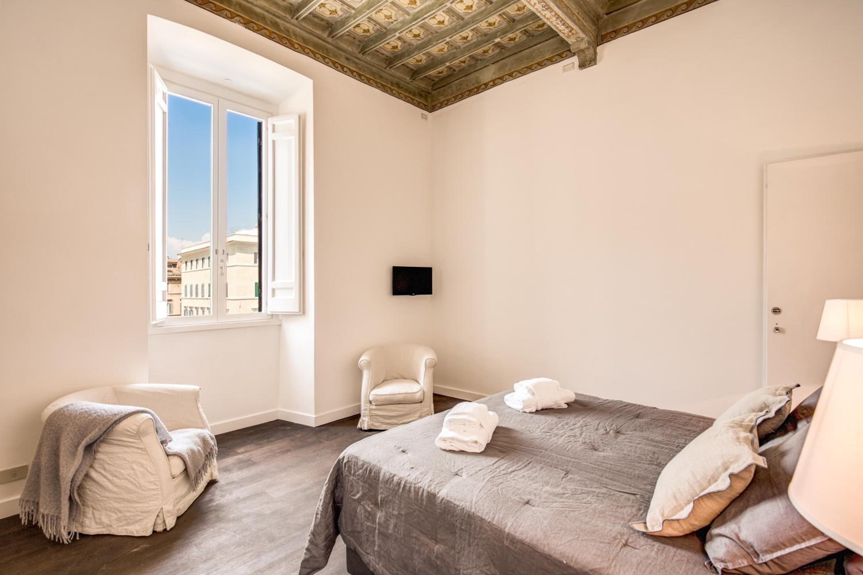 Piazza Farnese exclusive view 2 bedroom en suite
