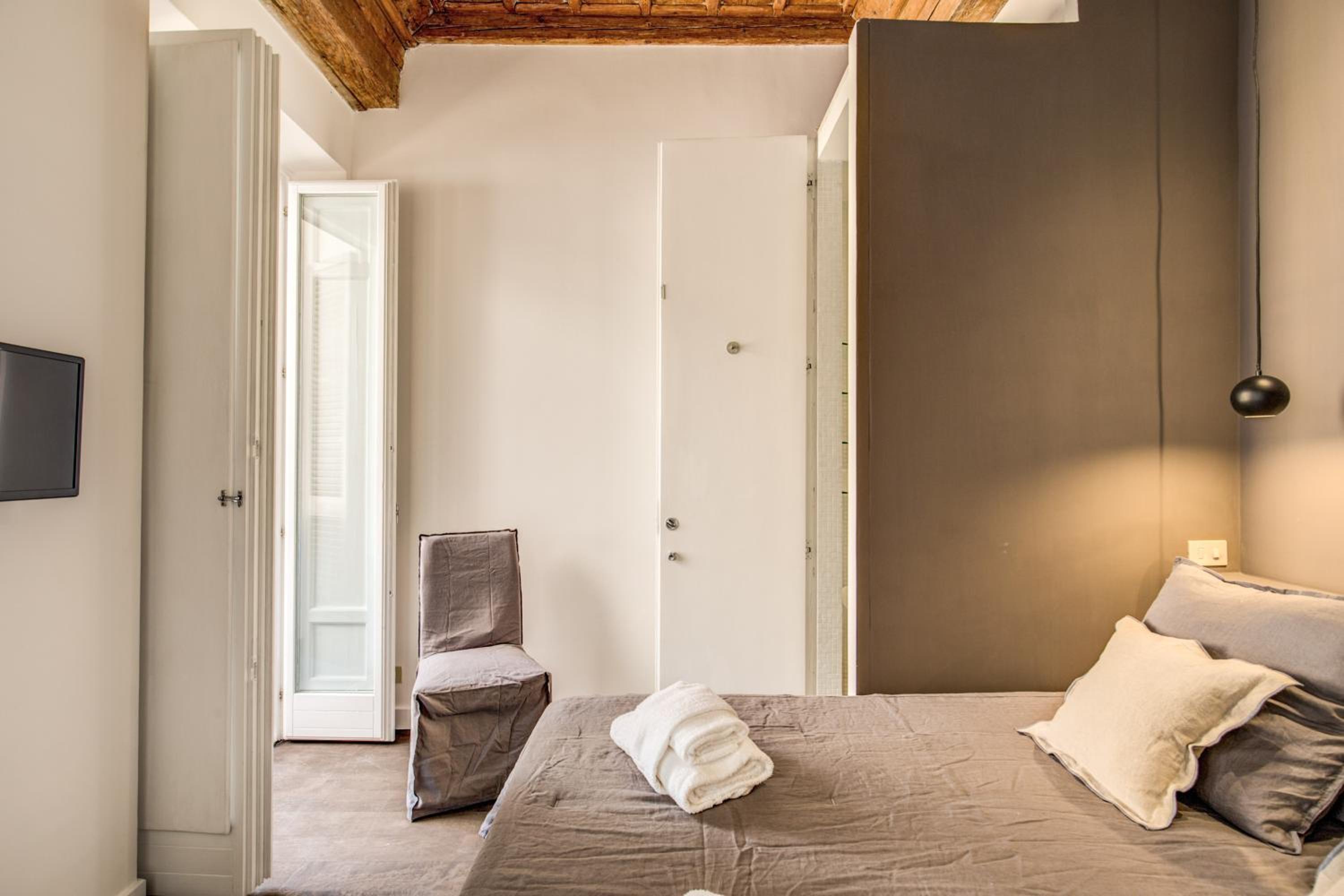 Piazza Farnese exclusive view 2 bedroom en suite