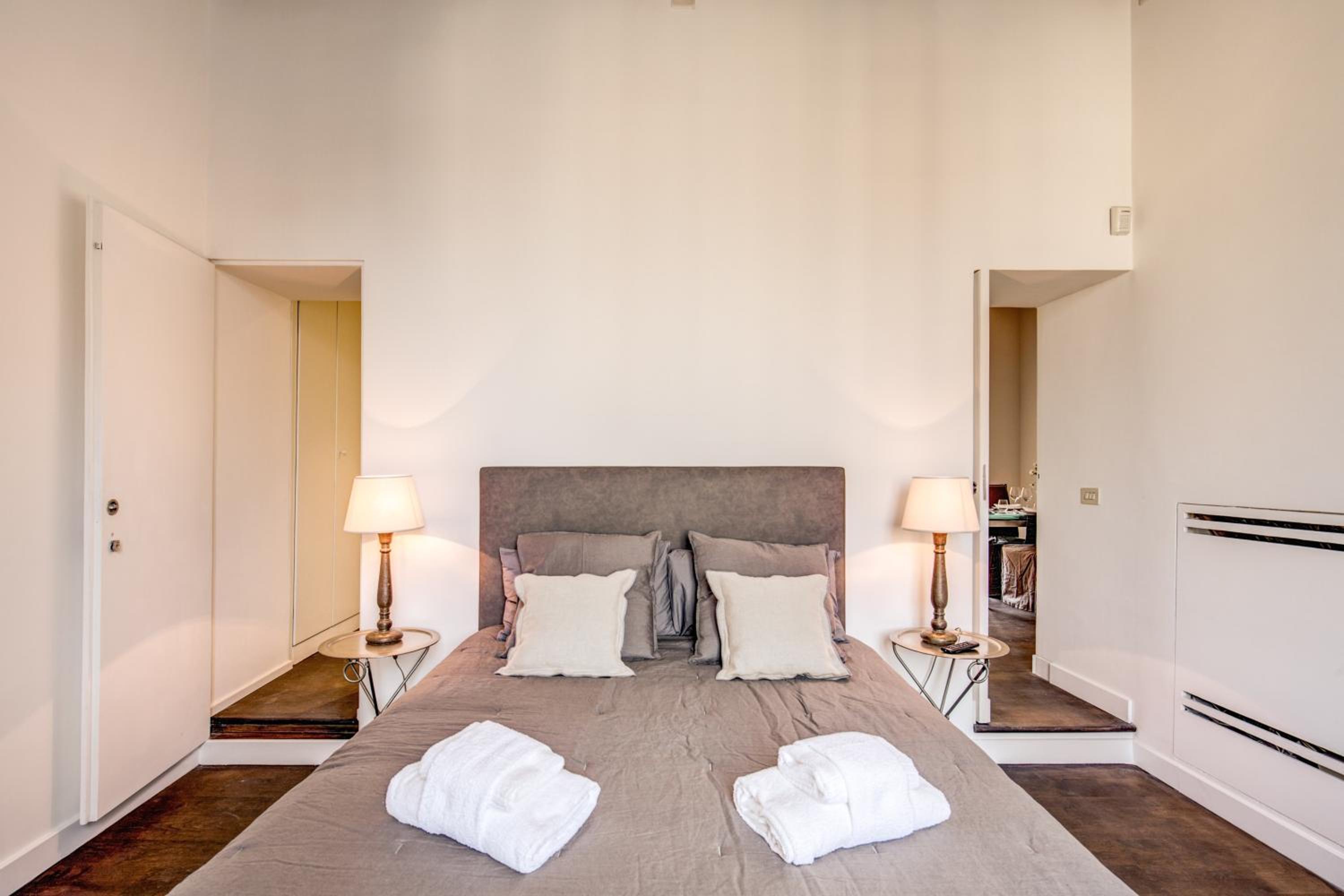 Piazza Farnese exclusive view 2 bedroom en suite
