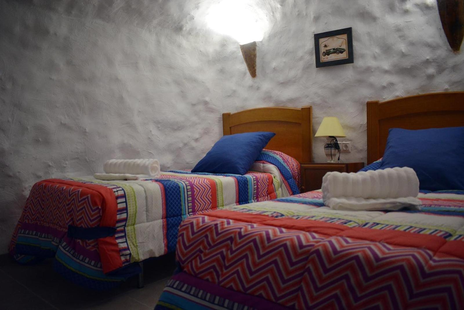 Casas Cueva con piscina y barbacoa