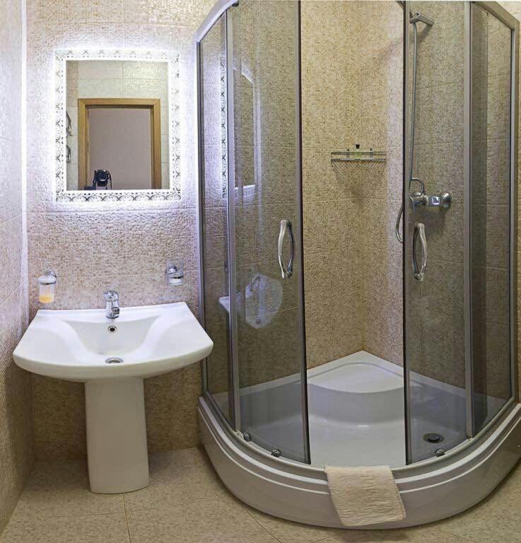 Kyiv apartment on Starokyivskaya lane 5 view 2