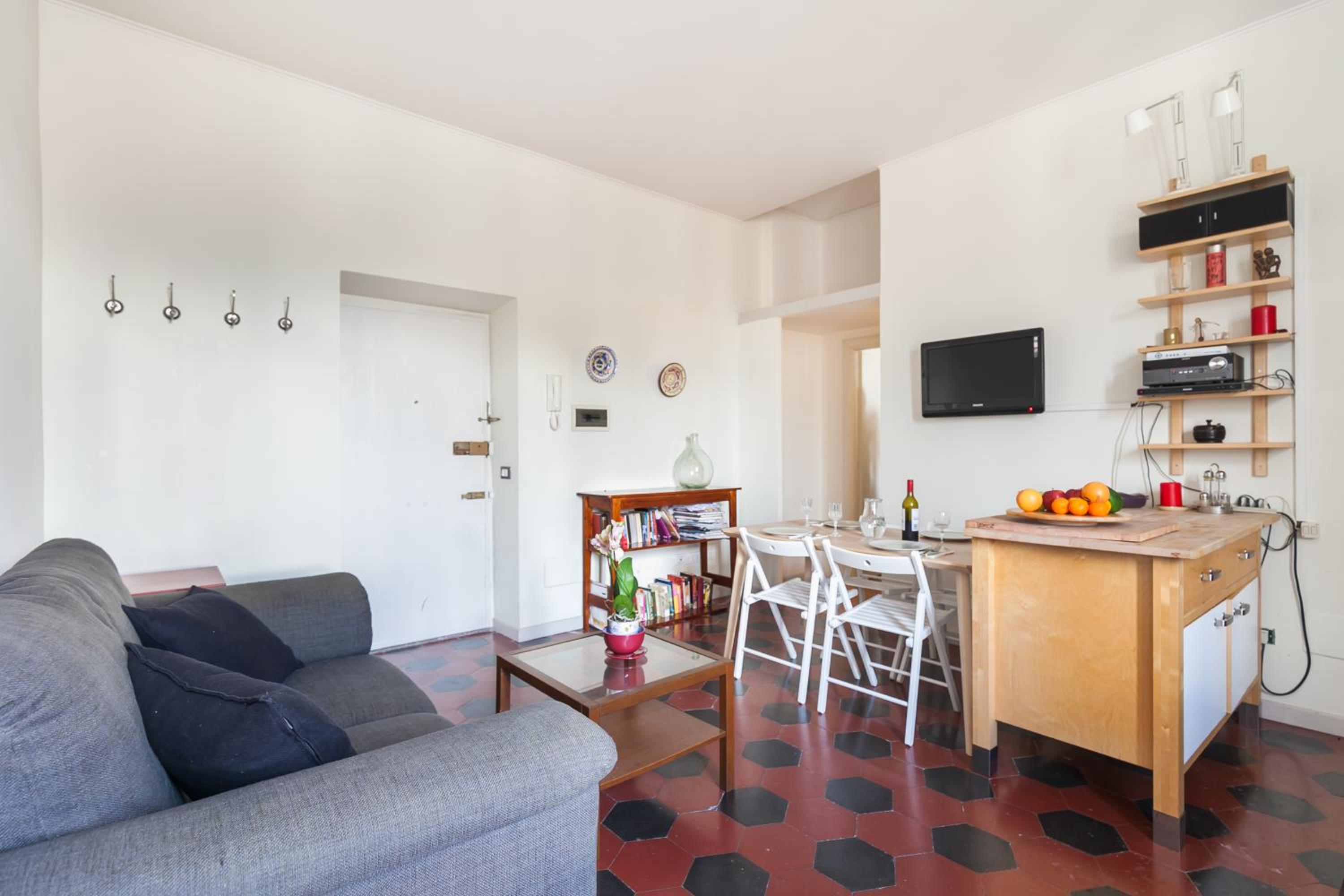 HC - Sunny Apartment in Testaccio!