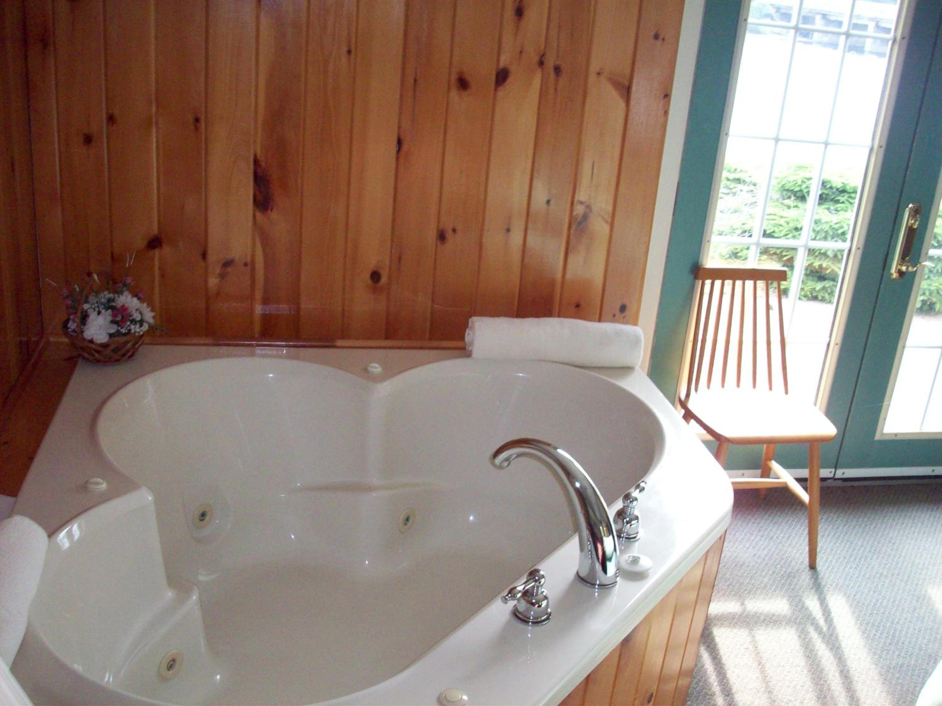 Algonquin Lakeside Inn