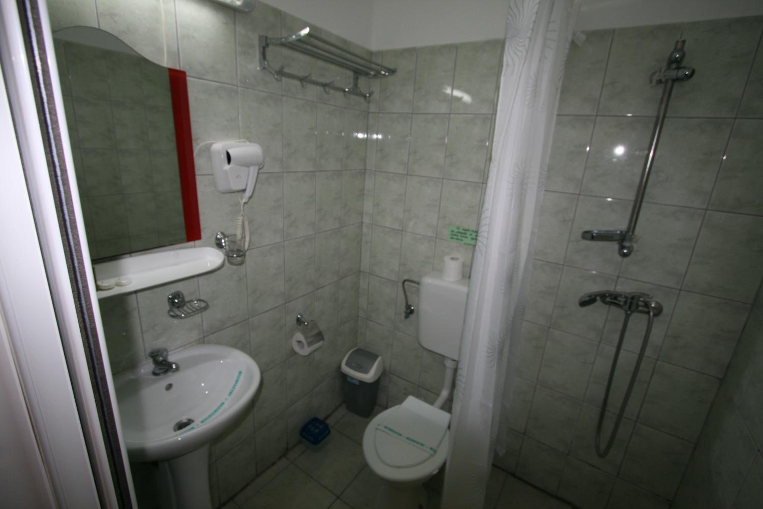 Hotel-Hostel Mignon Mamaia -private rooms with free parking