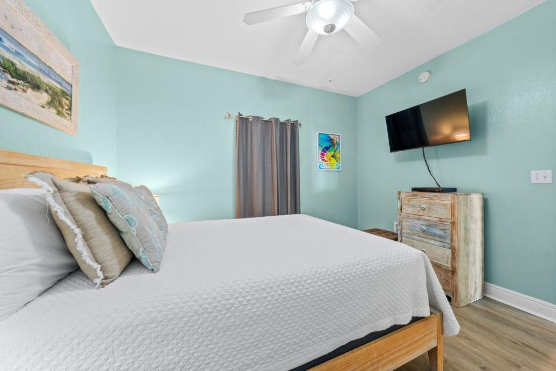 Crystal Shores West 1002 by Youngs Suncoast