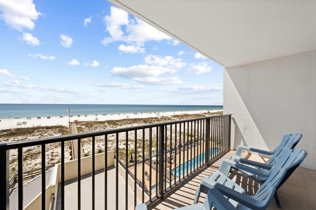 Island Winds 376 by Youngs Suncoast