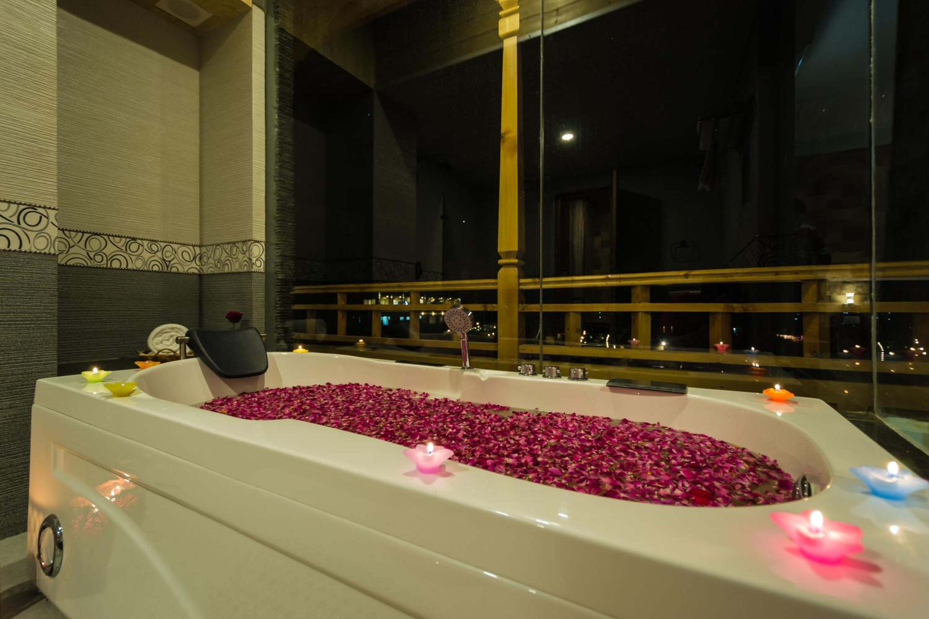 Snow Flakes Resort And Spa Centrally Heated Luxury Resort