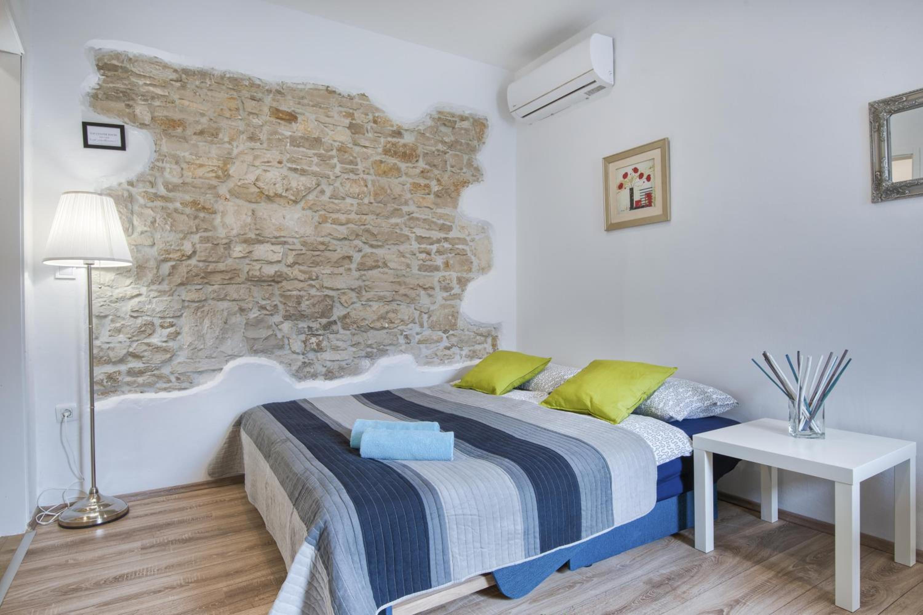 Top Center Rooms & Studio