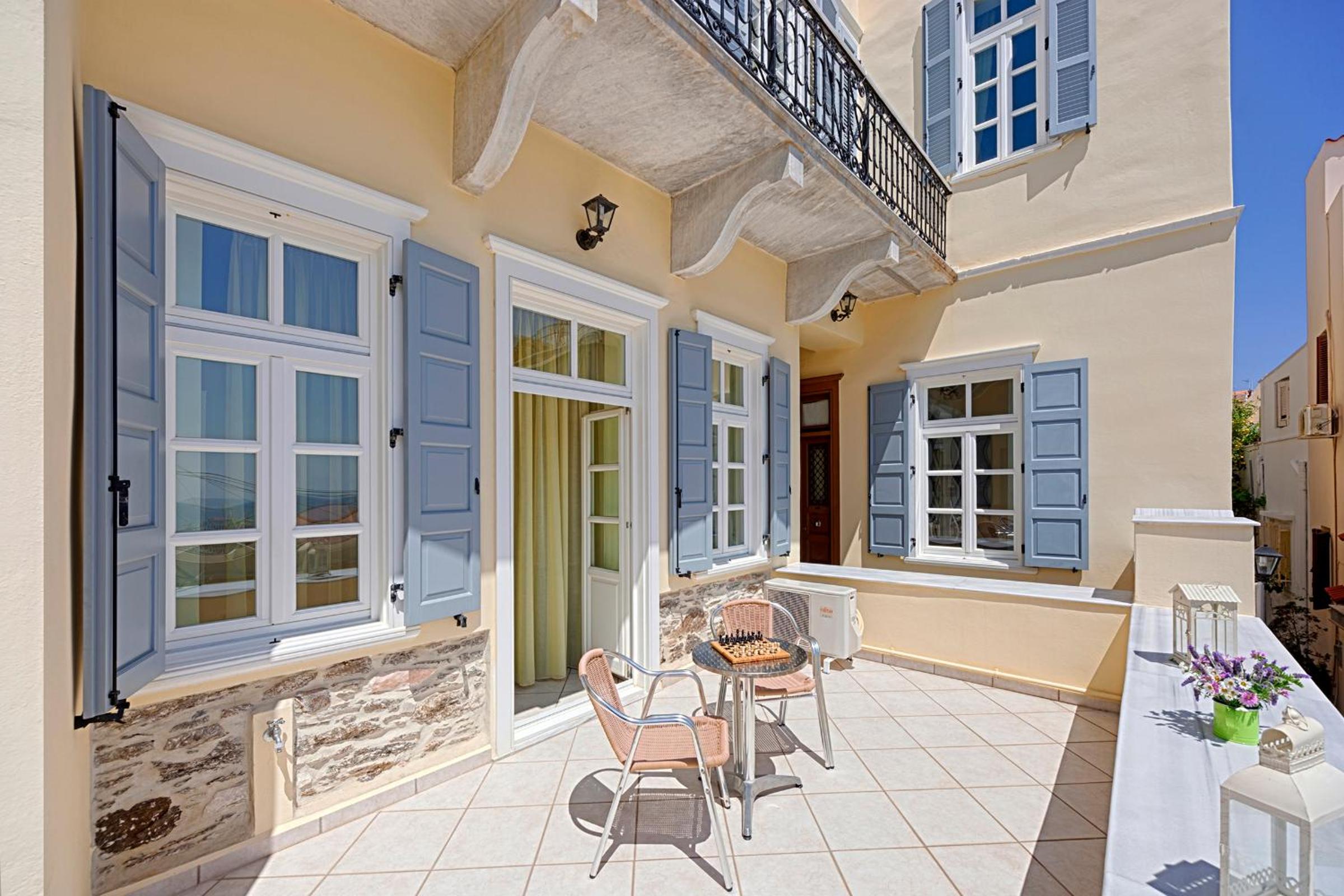 Antouanetta Apartments
