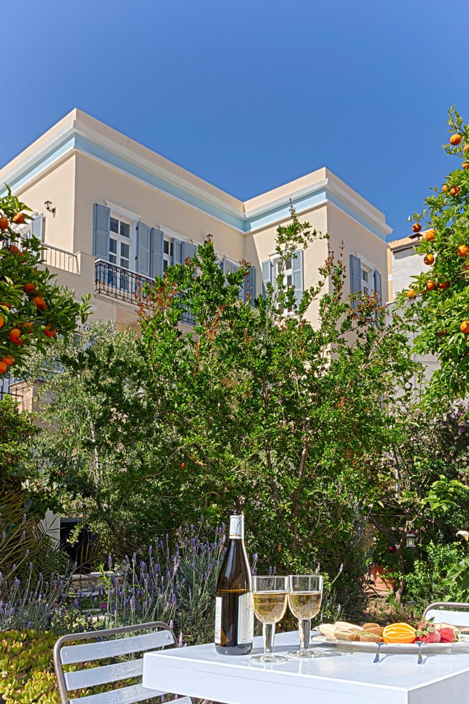 Antouanetta Apartments