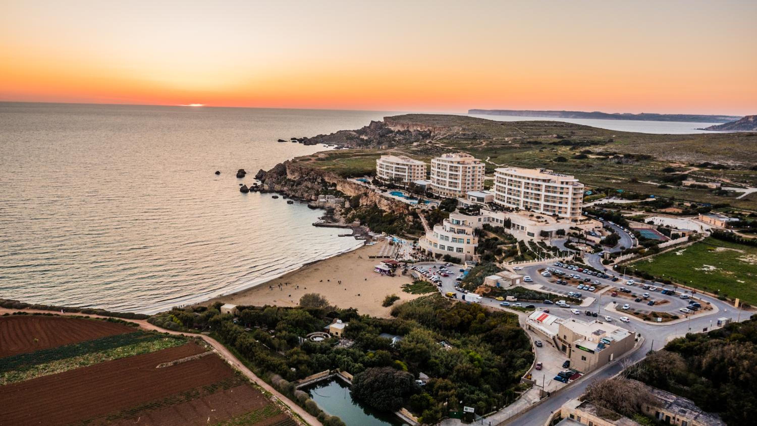 Blue Harbour Seafront with large terrace with panoramic sea views - by Getawaysmalta, photo 14
