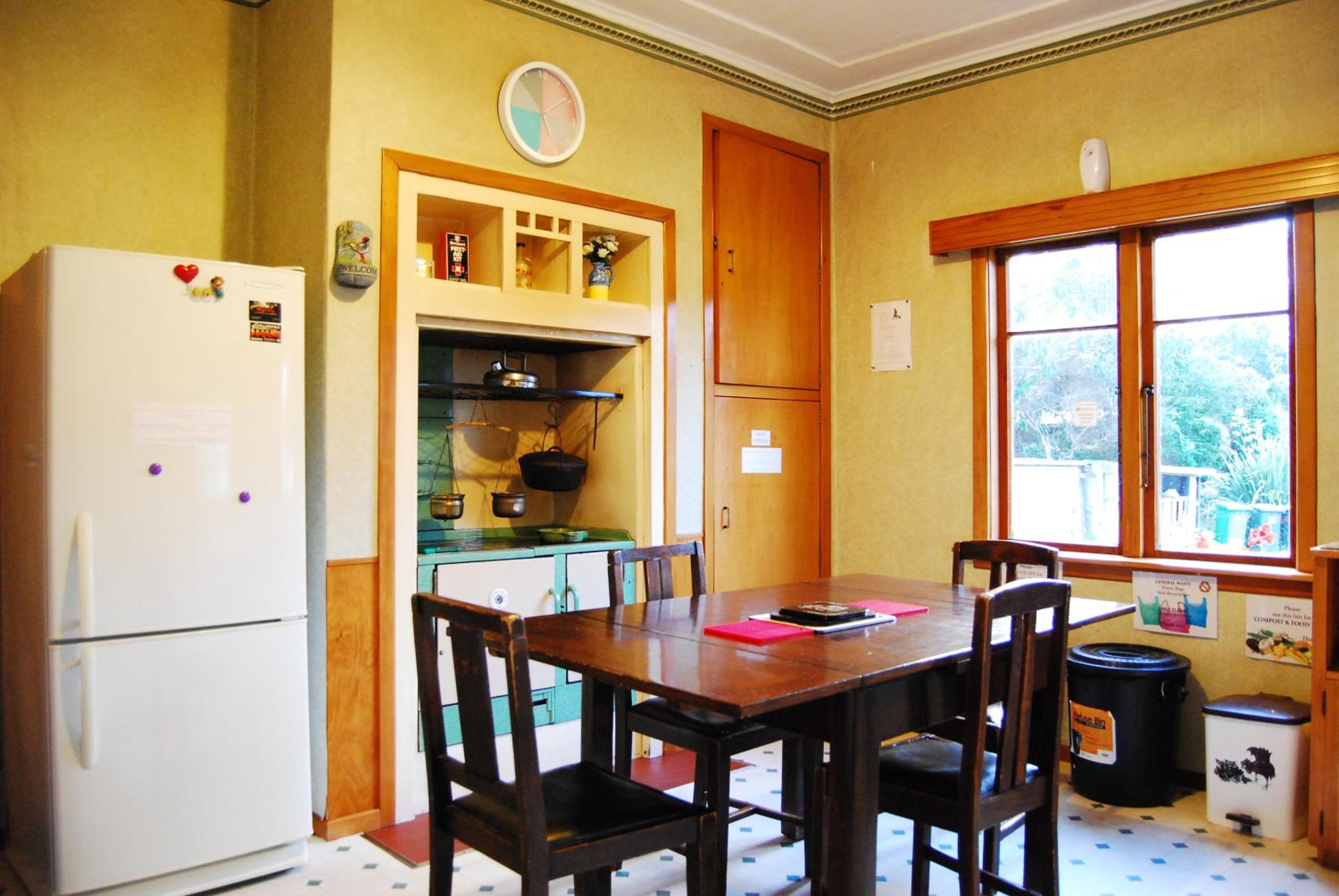Surat Bay Lodge, Motel and Backpackers