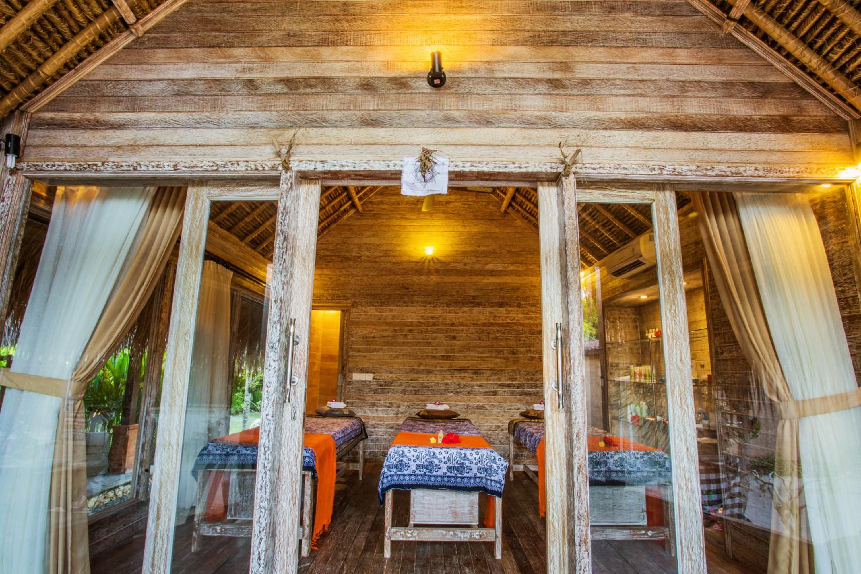 TS Hut Lembongan