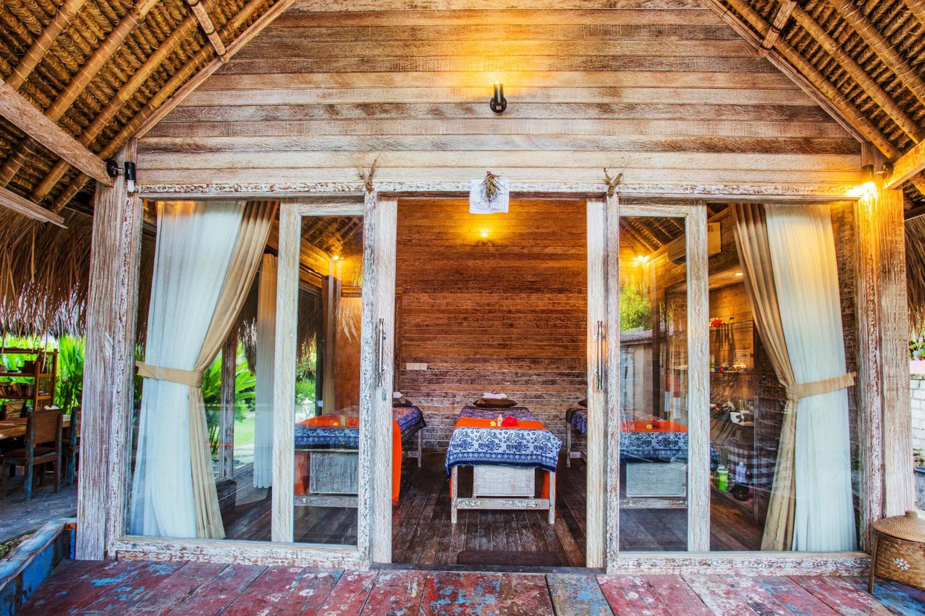 TS Hut Lembongan