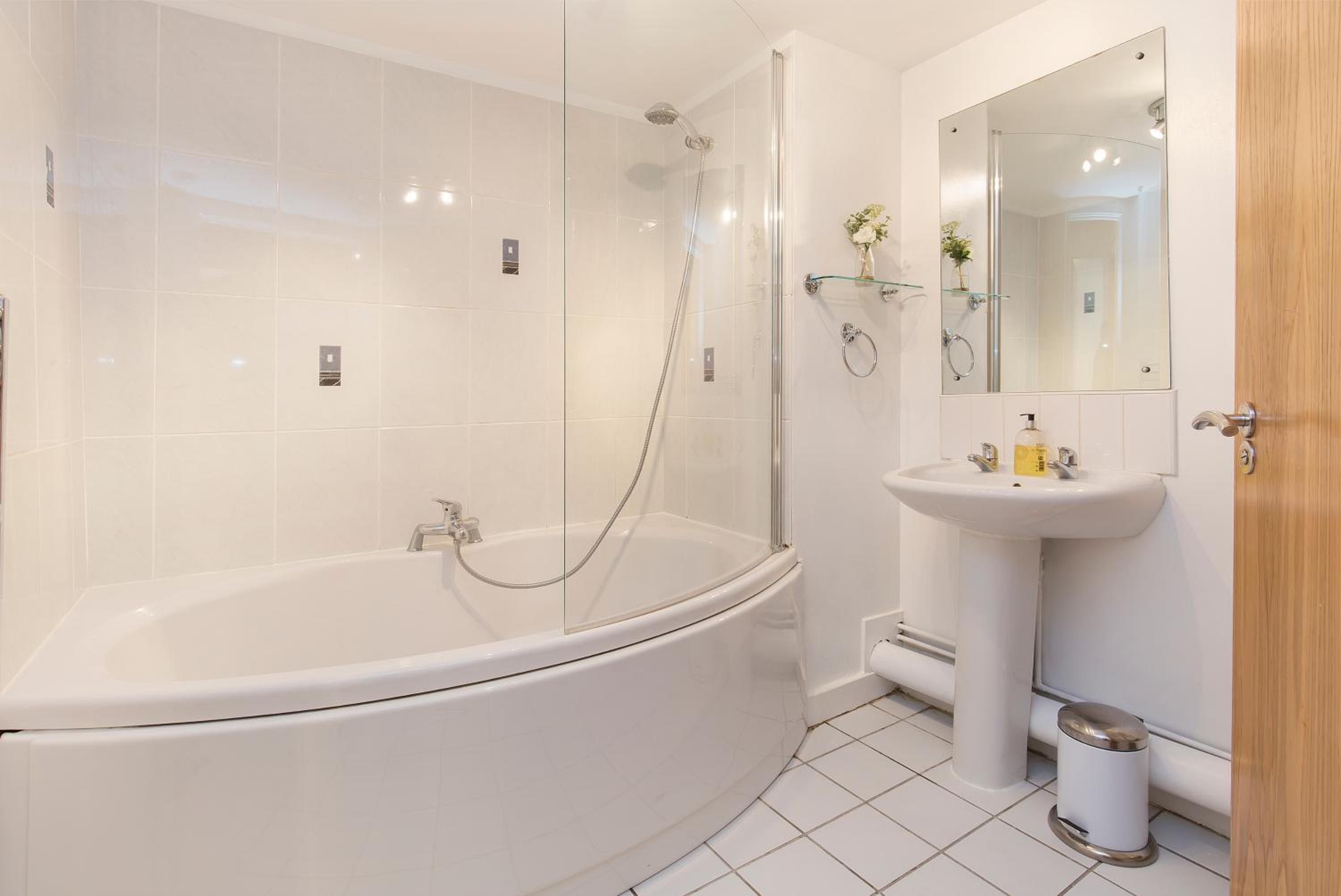 Raleigh Square - 2BR Ground-Floor Apartment in Nottingham