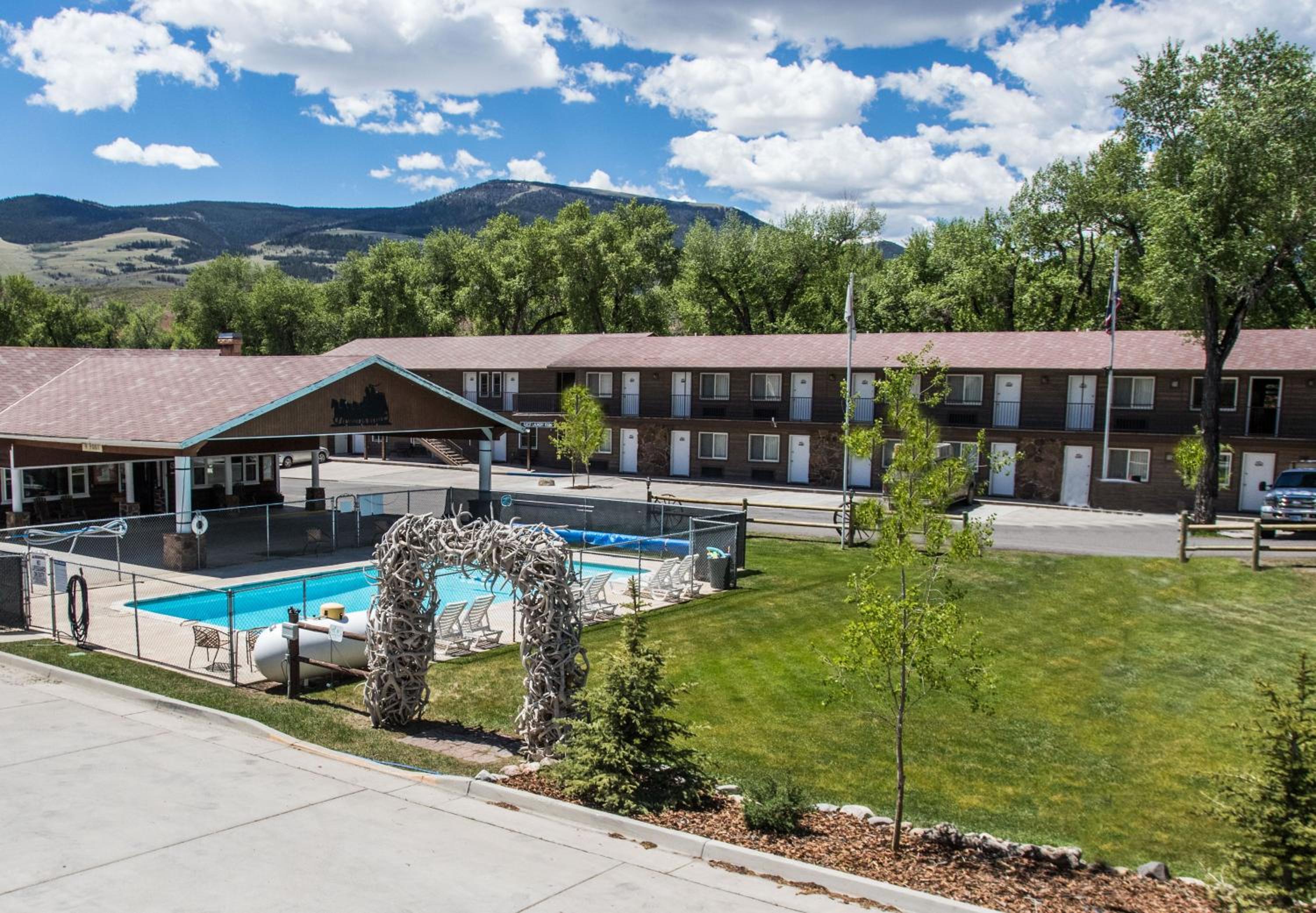 Stagecoach Inn & Suites