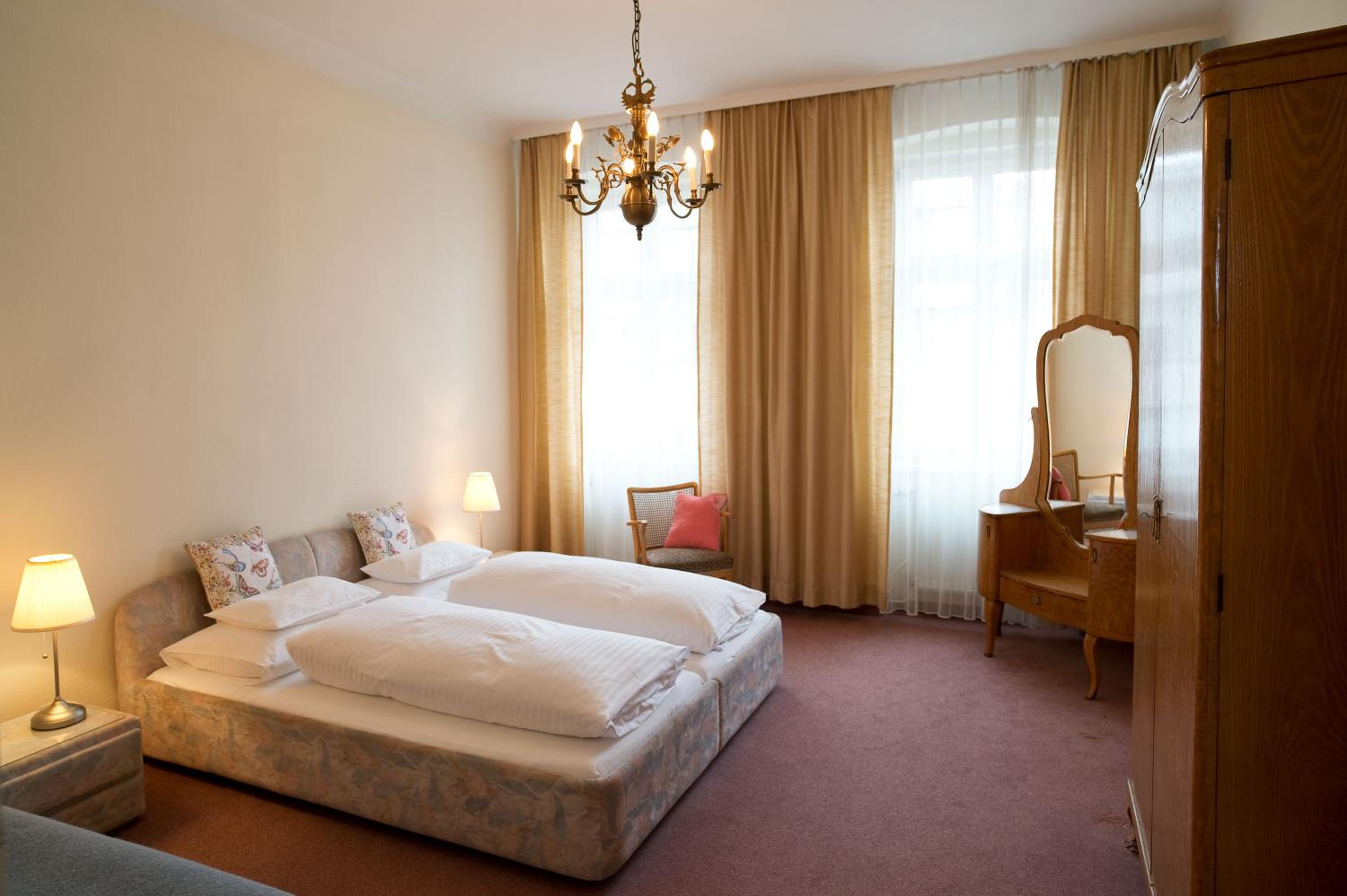 Fink Low Budget Rooms
