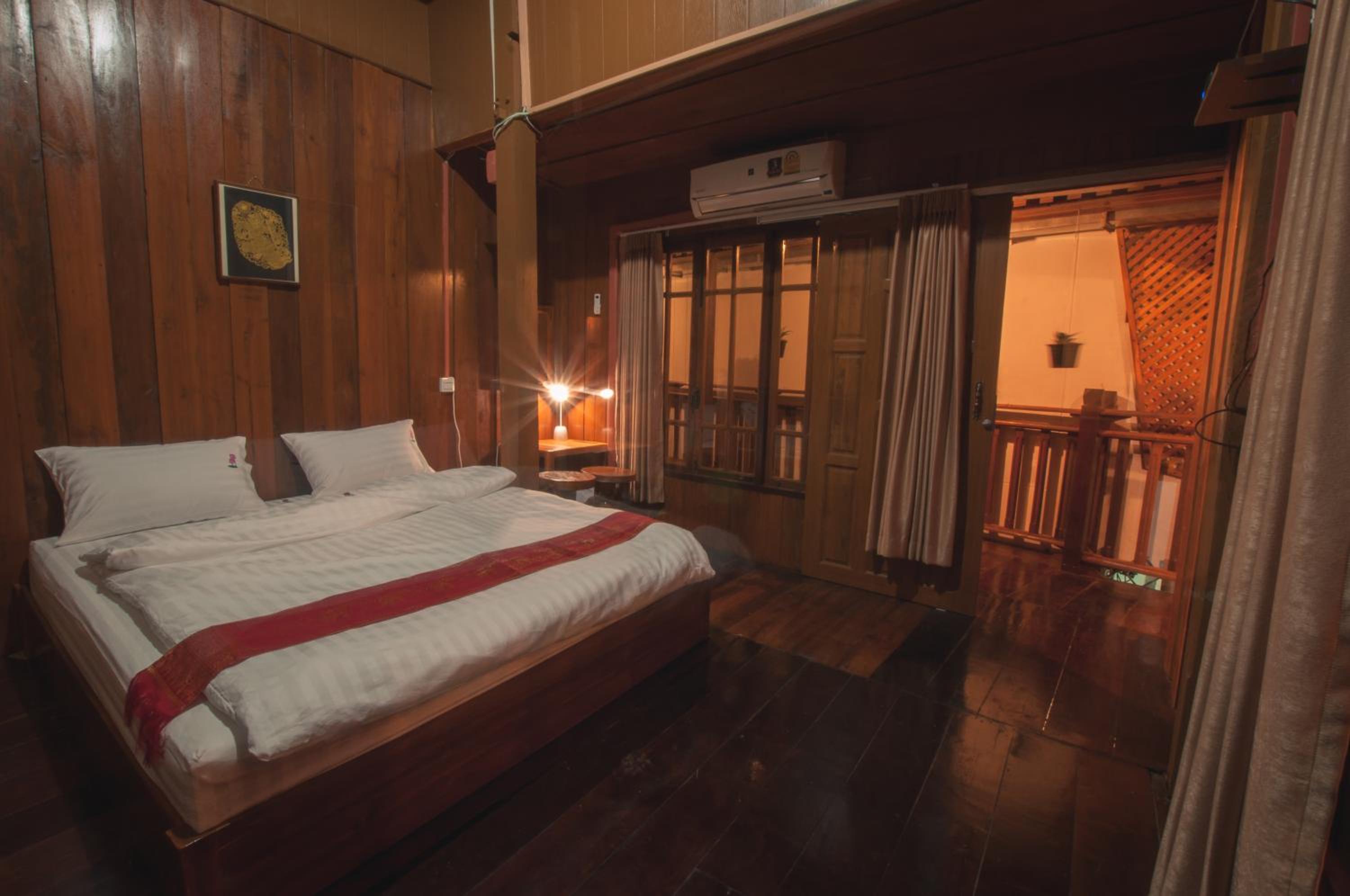 The history cafe' & guesthouse