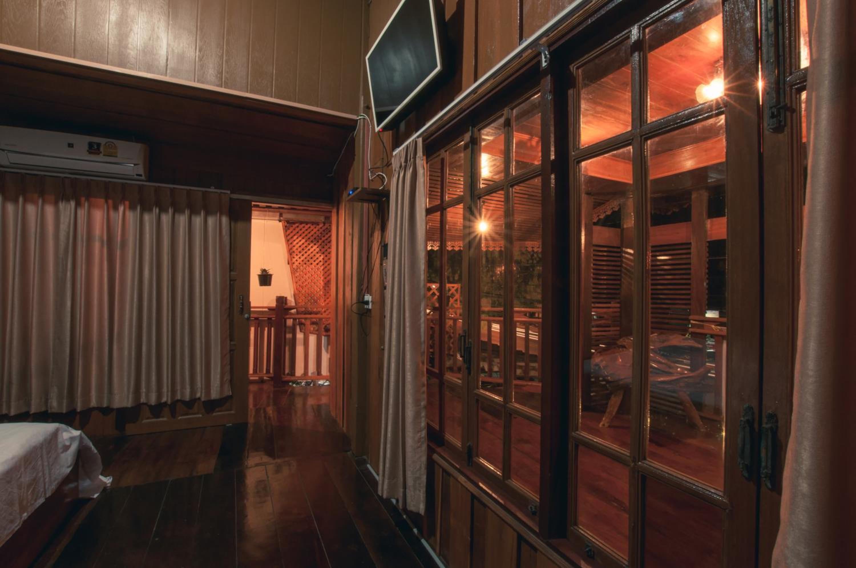 The history cafe' & guesthouse