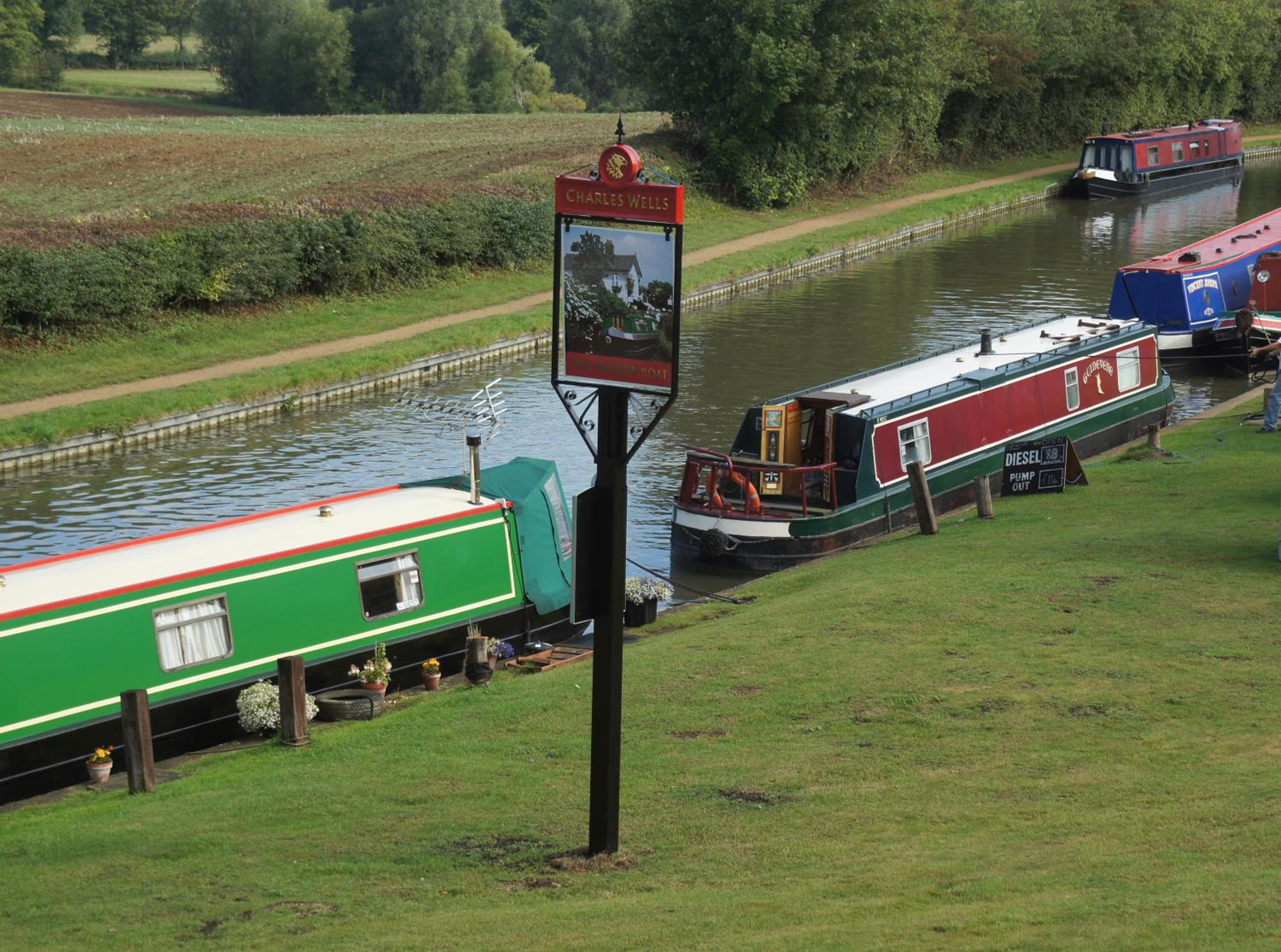 Narrowboat at Weedon