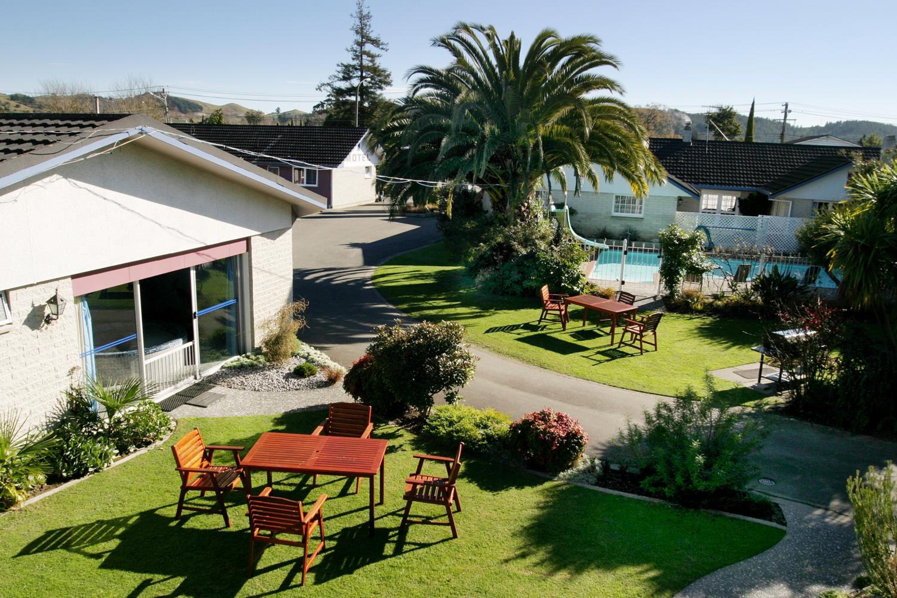 ASURE Colonial Lodge Motel view 4
