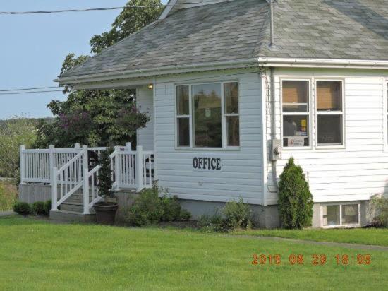 MacNeil's Motel view 4