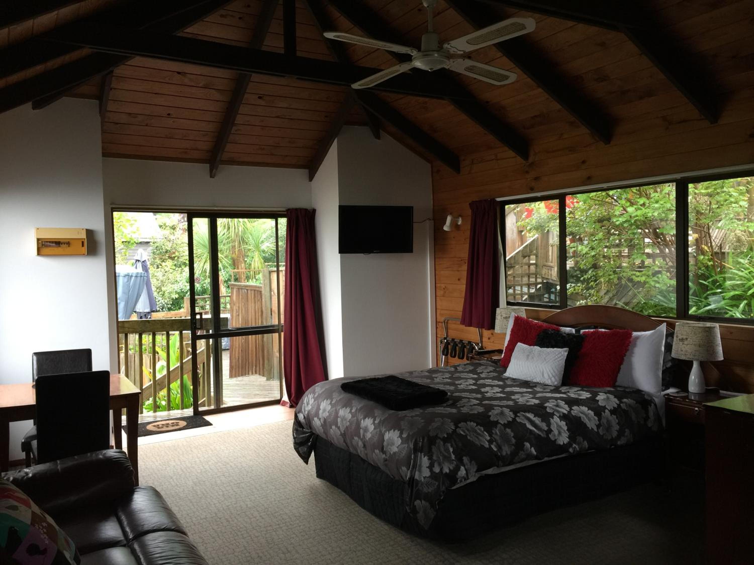 Grafton Cottage & Chalets