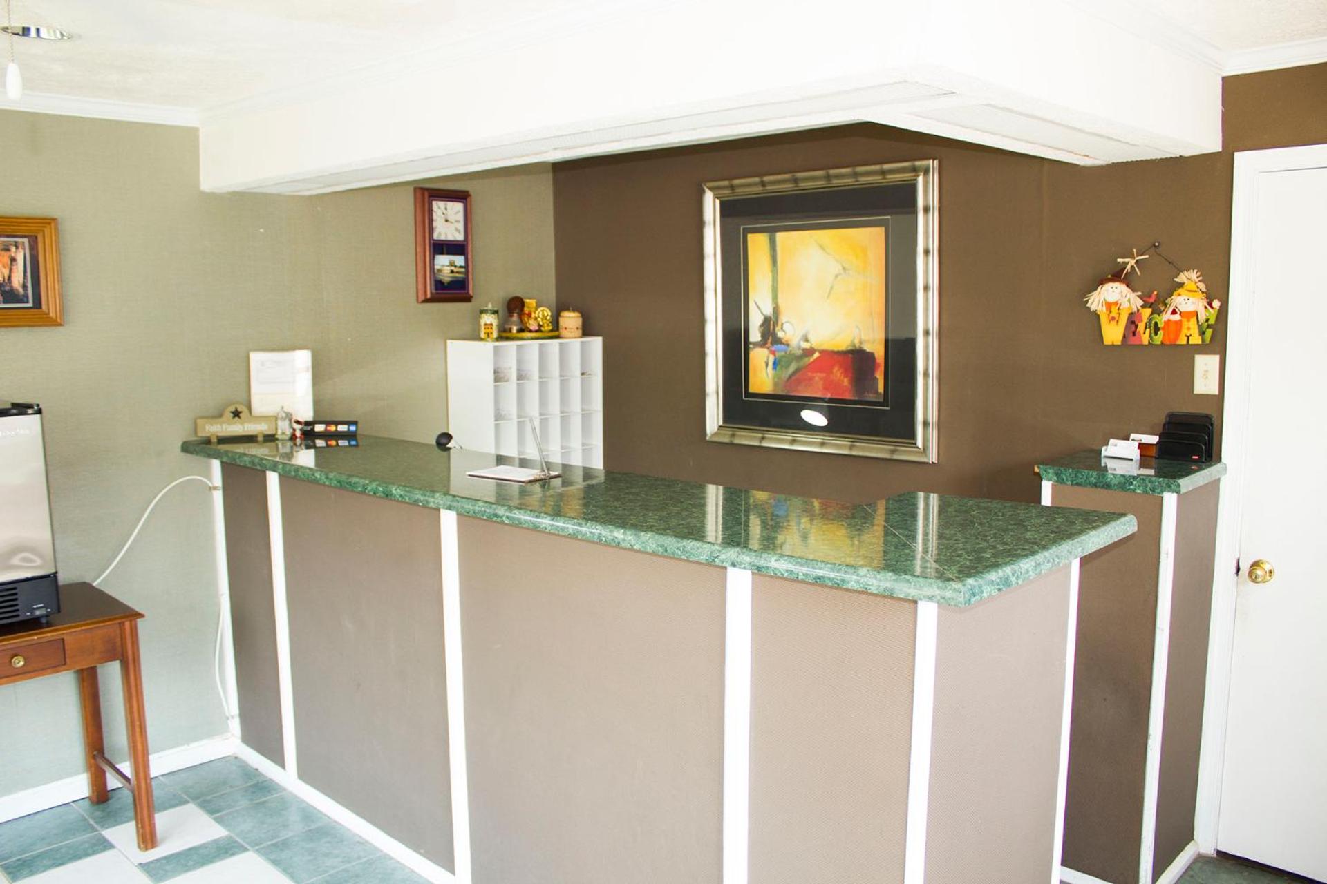 Hotel Budget Inn - Image 1