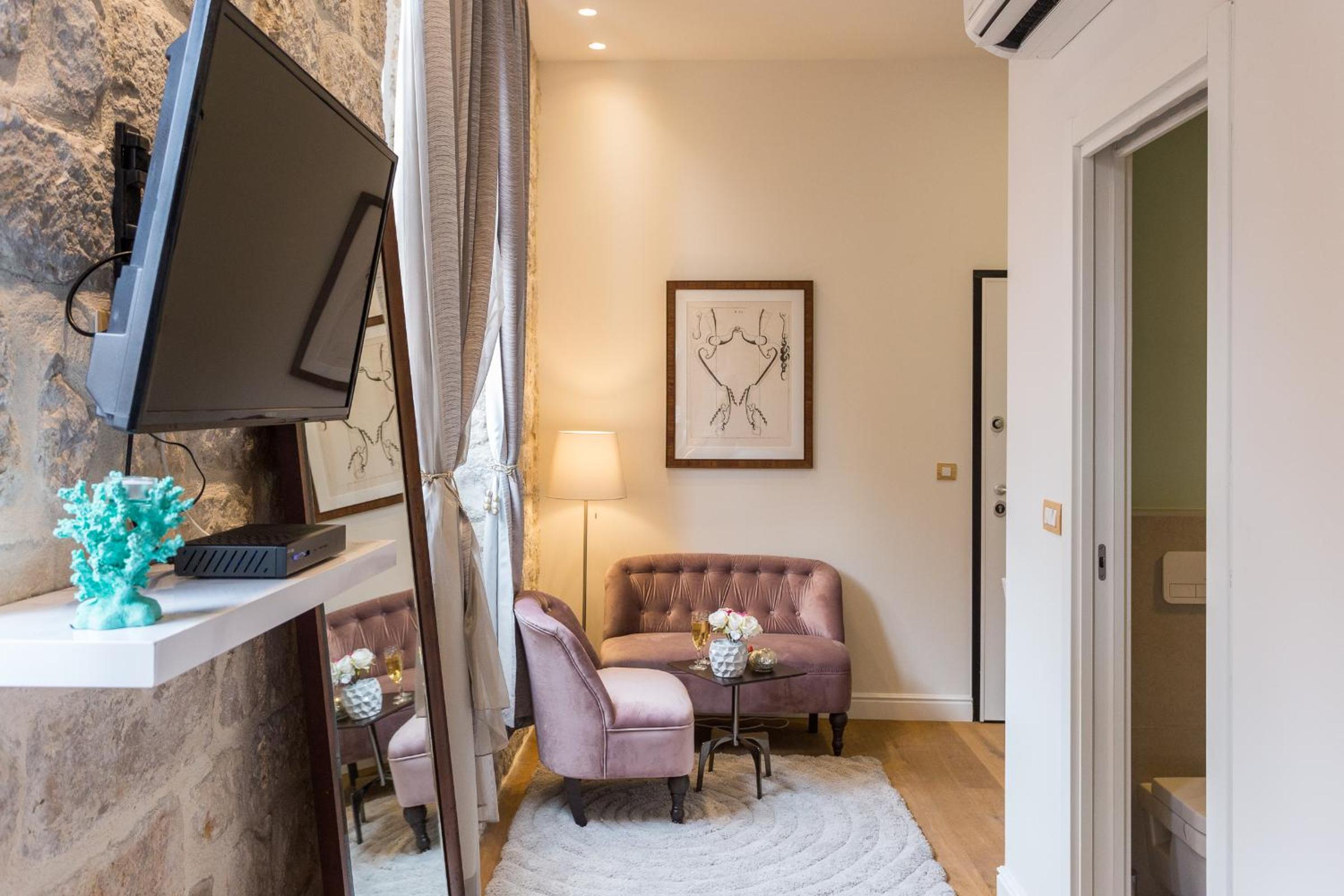 Apartment and Rooms Stay