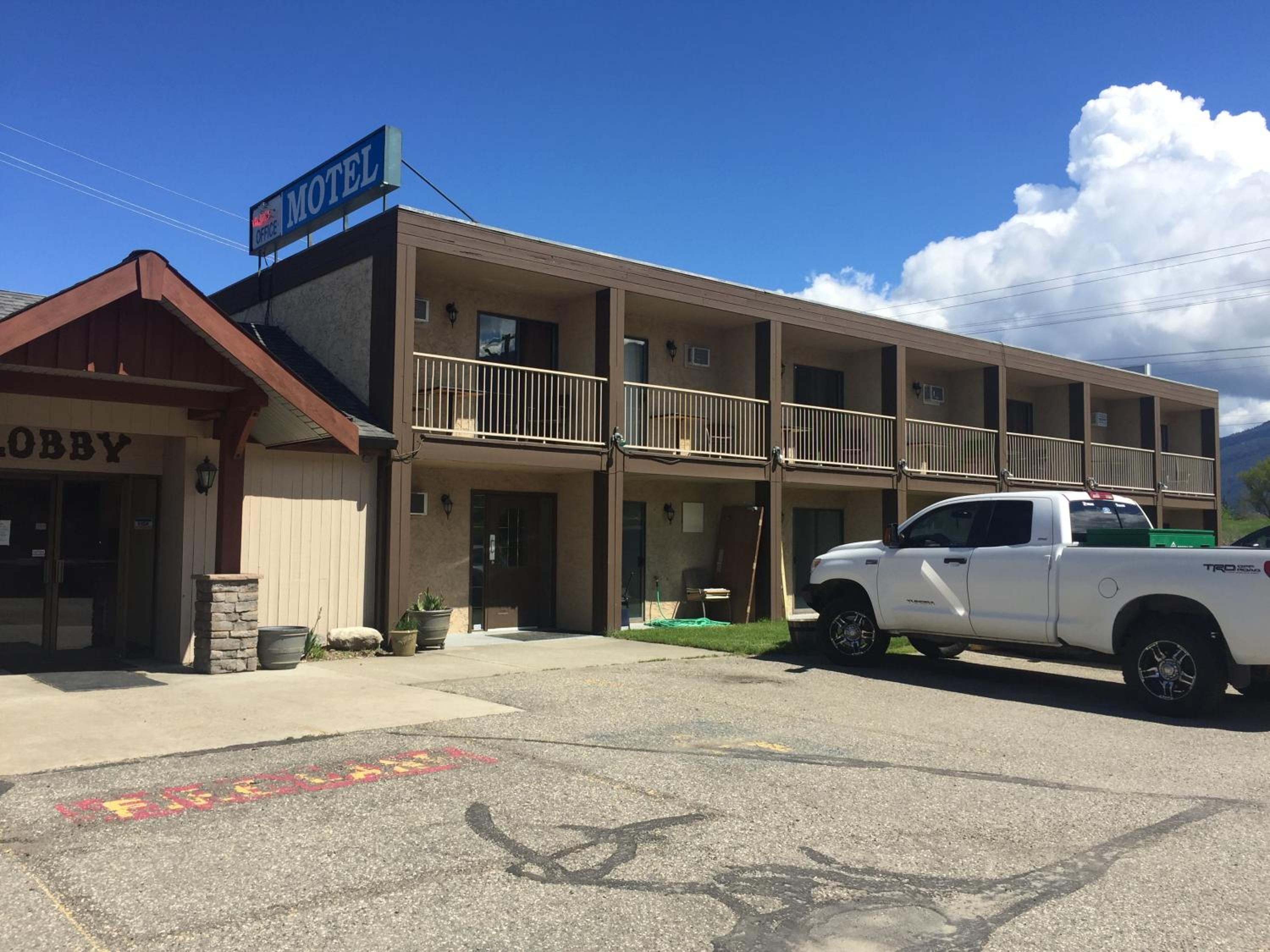 Armstrong Inn