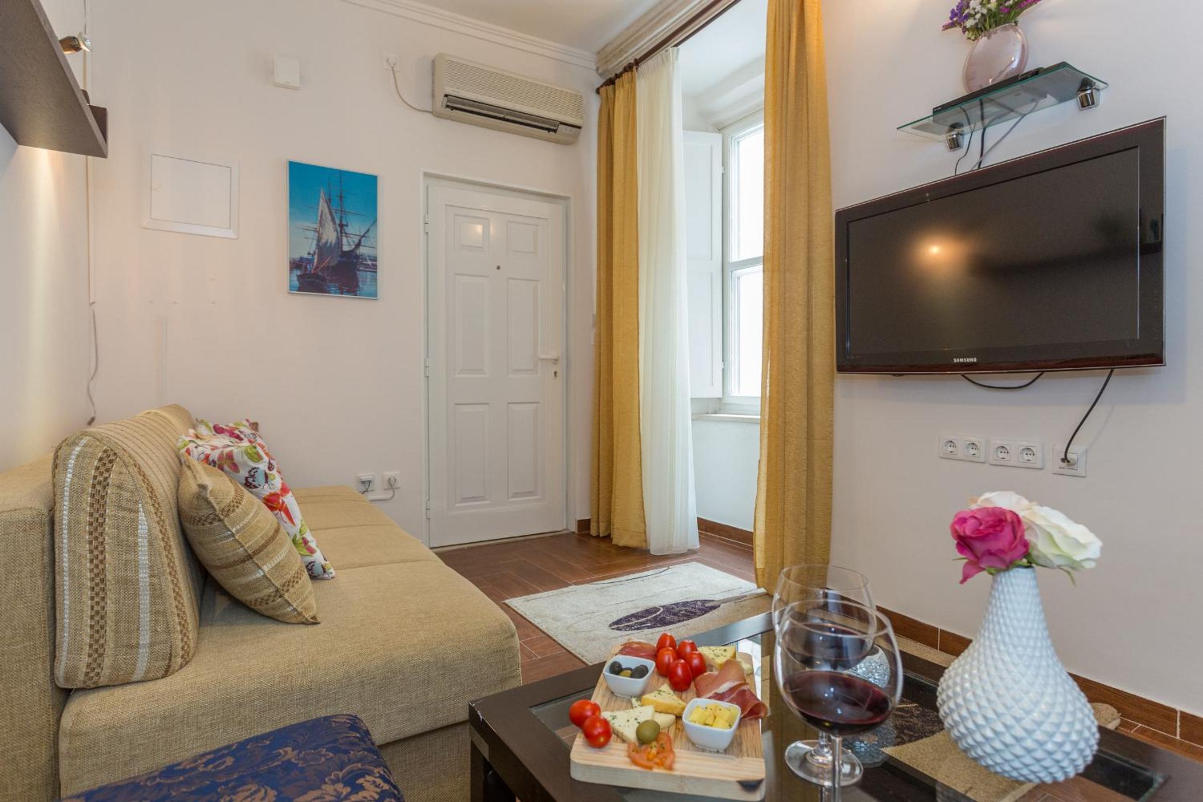 Apartment and Rooms Stay