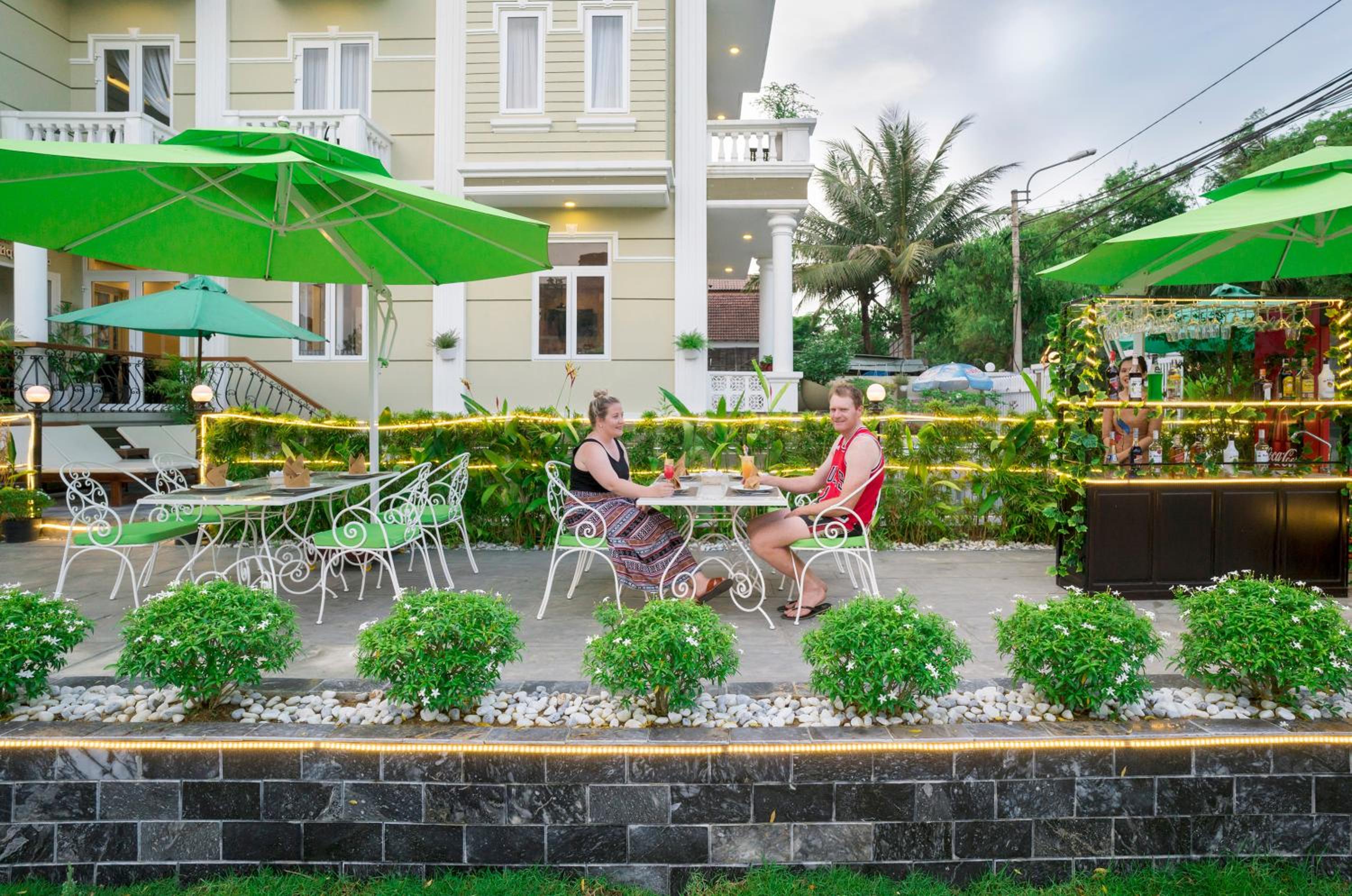 Golden Bell Backpacker Hotel & Pool Bar
