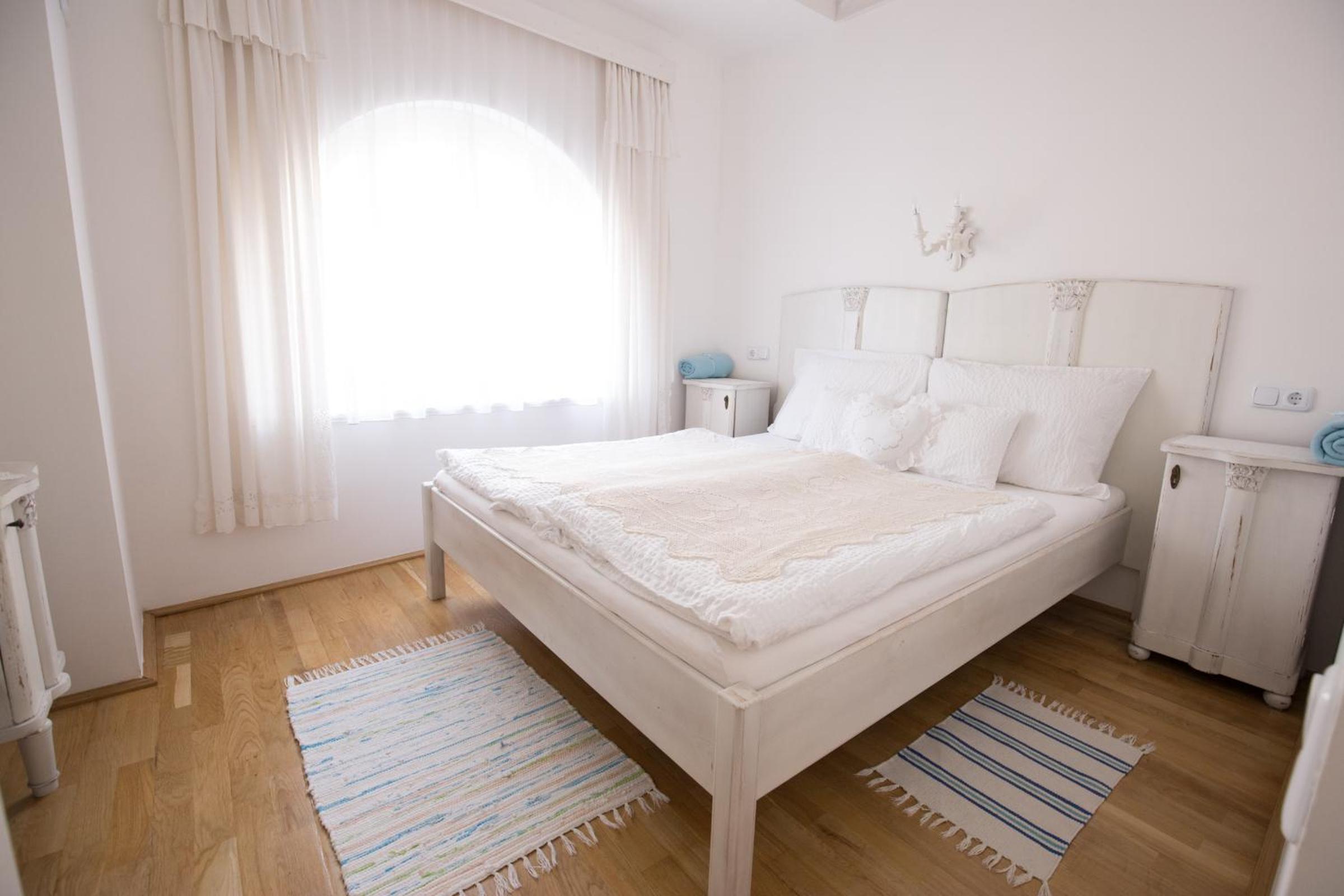 Bacchus Apartman - Borbarlang, Badacsony view 4