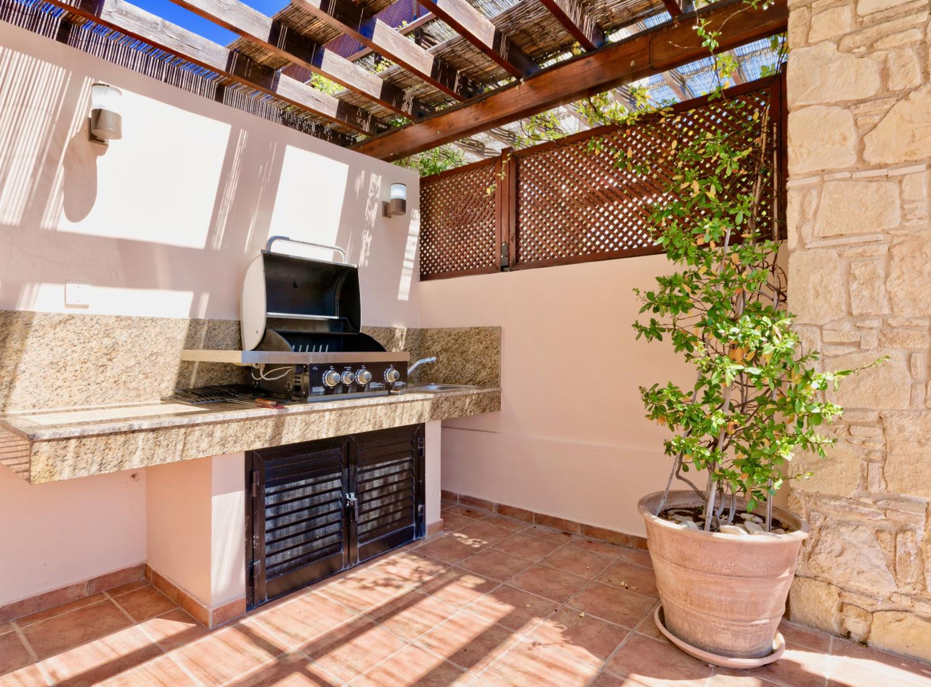 4 bedroom Villa Helidoni with private infinity pool, Aphrodite Hills Resort