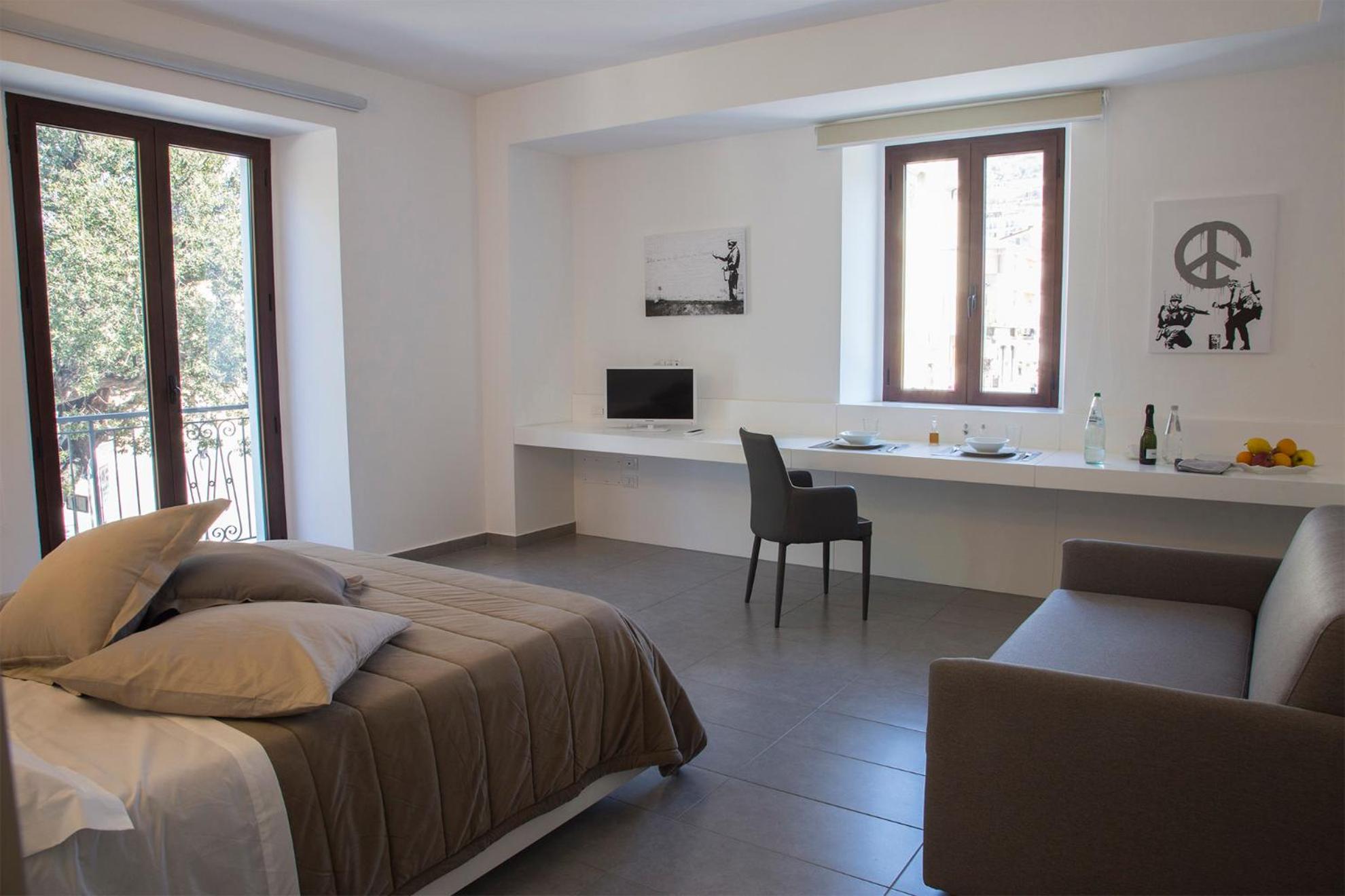 La Chambre en Paola — hotel room
