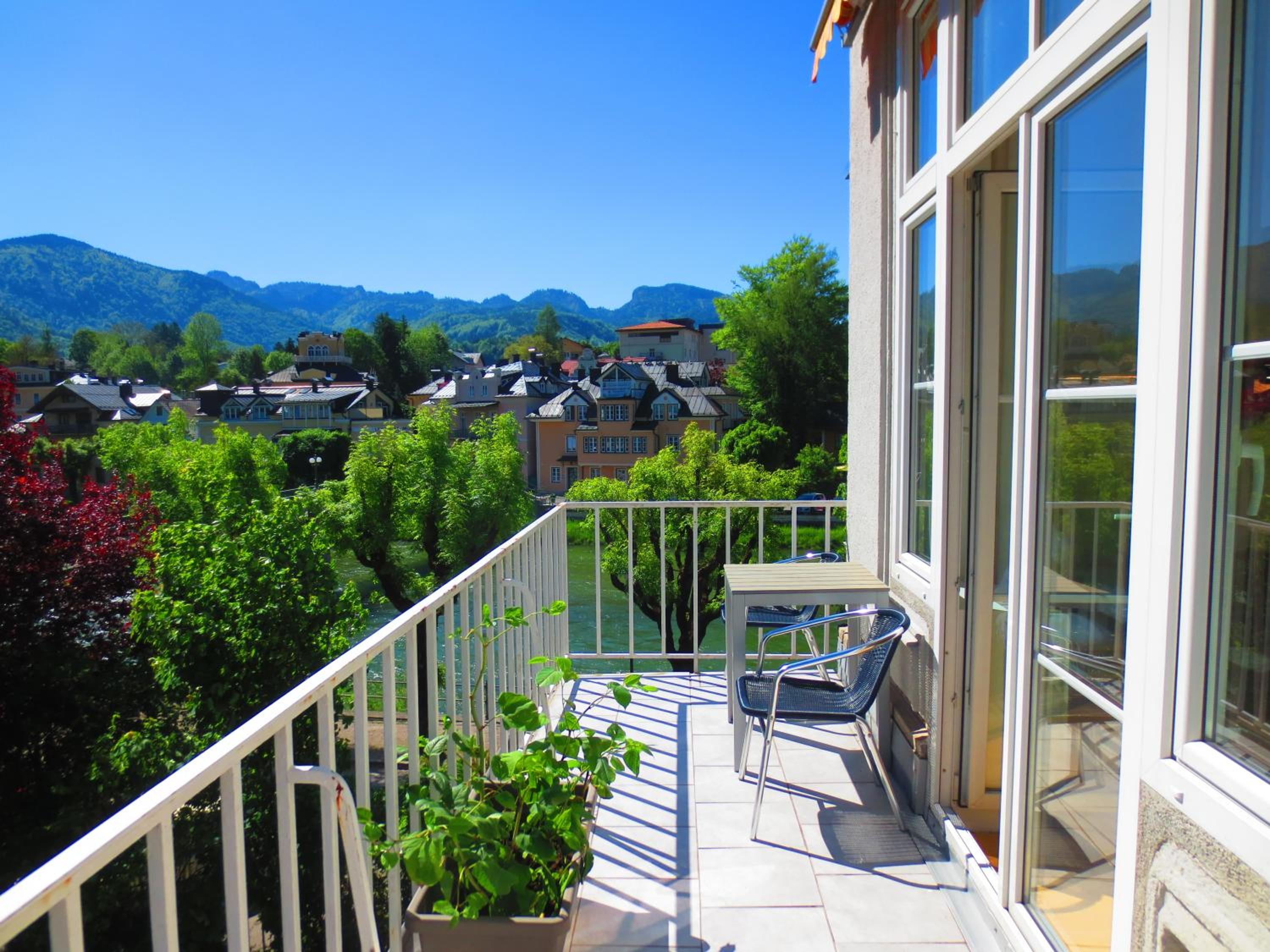 WOLKE, Apartment mit Balkon am Fluss, Zentrum, Parkplatz