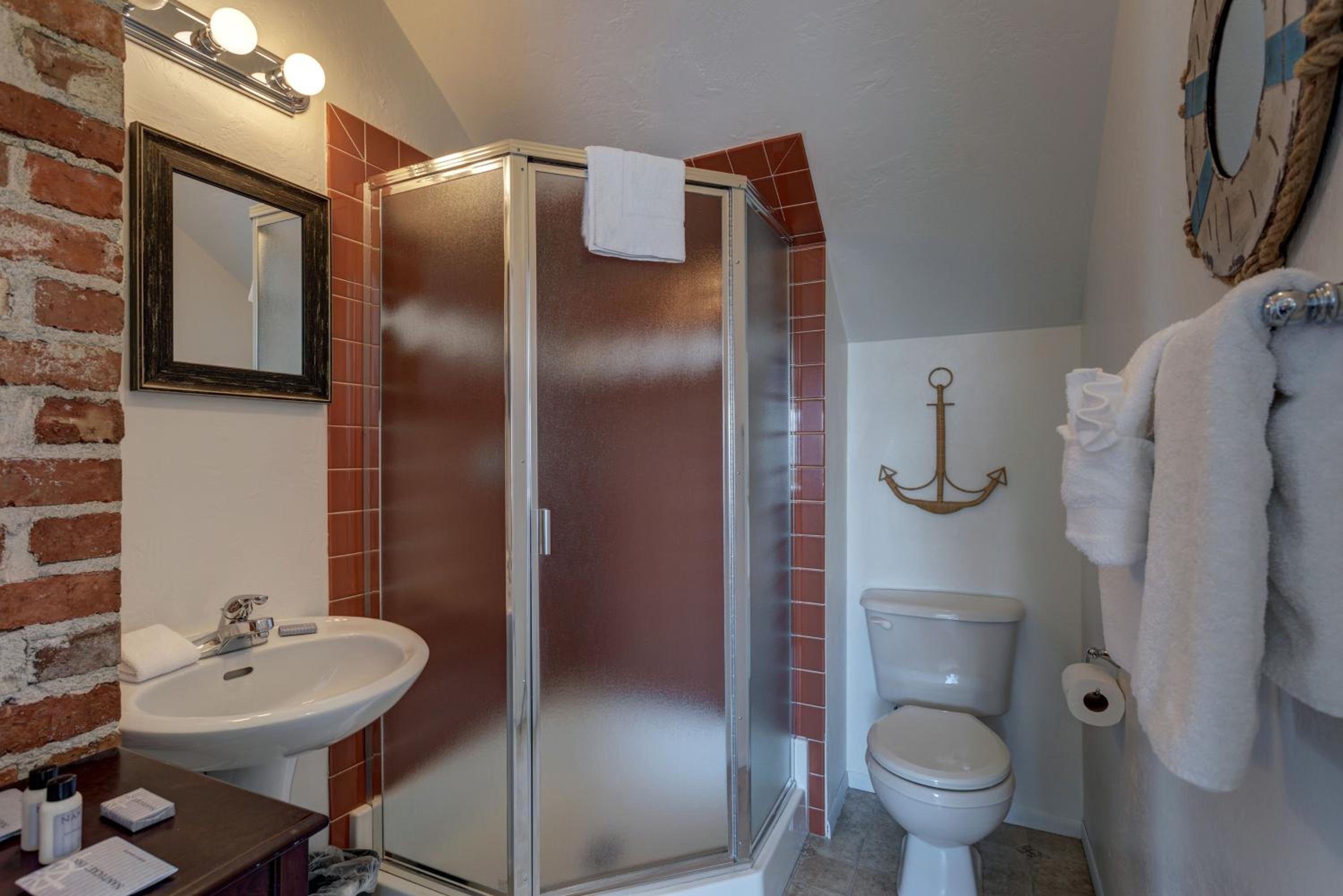 Nantucket Inn - Anacortes