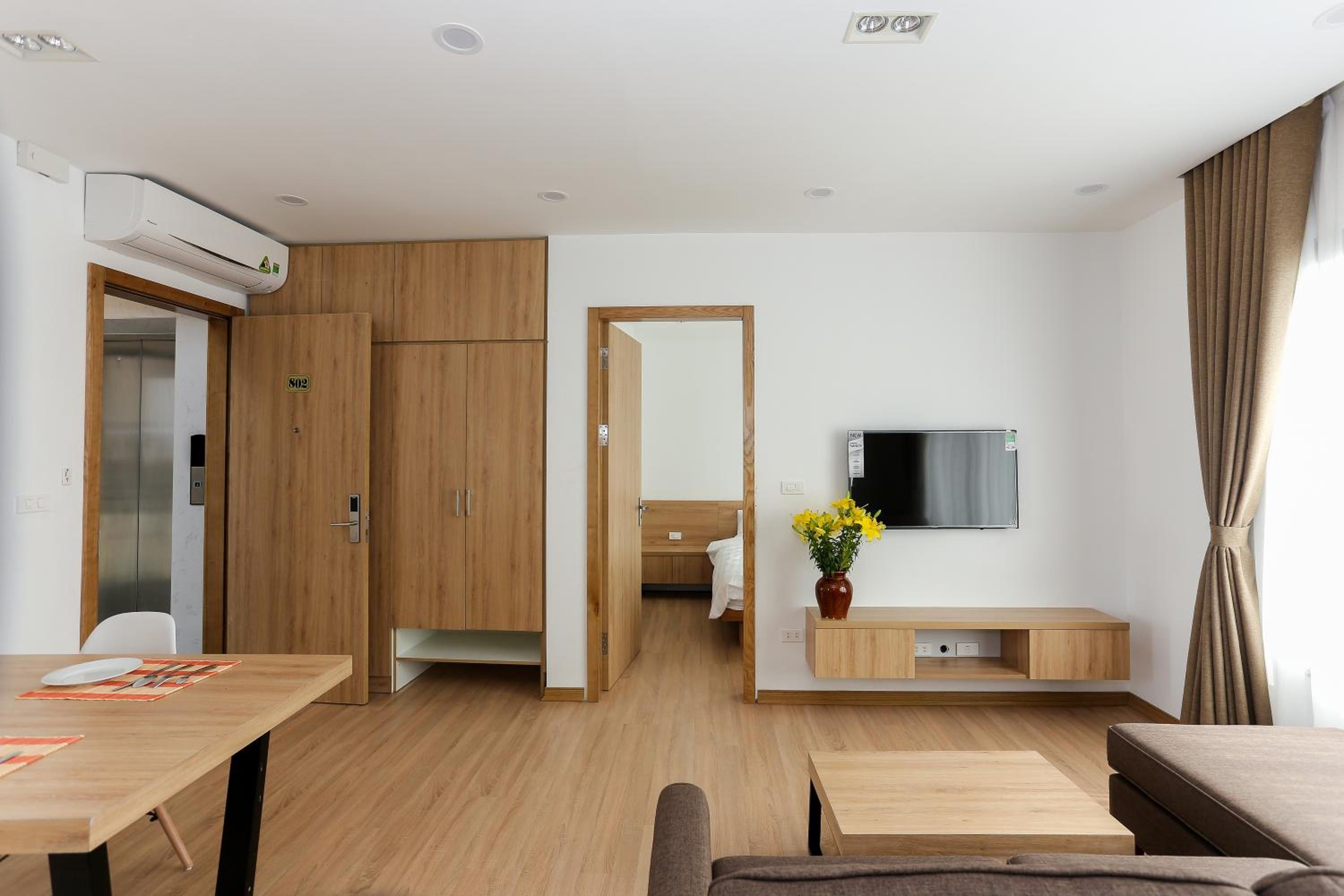 Quiet Hoang Quoc Viet Hotel & apartment