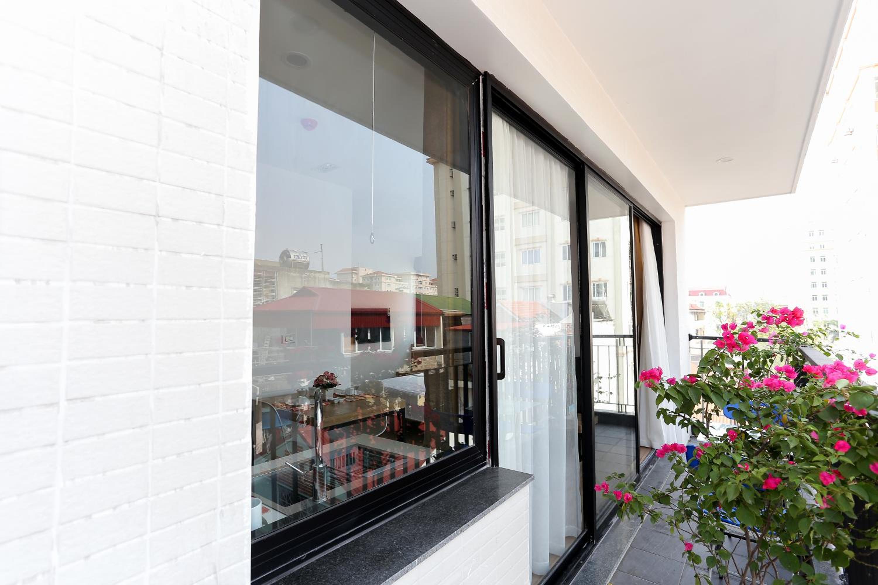 Quiet Hoang Quoc Viet Hotel & apartment
