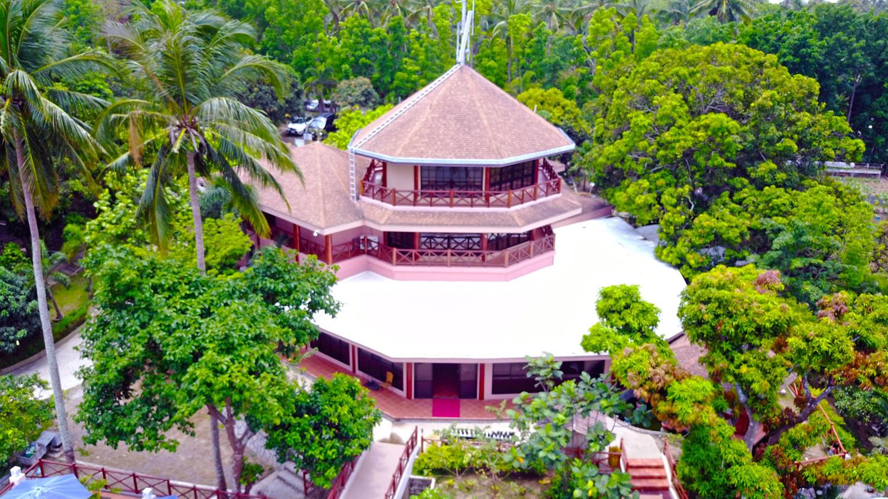 Noni's Resort