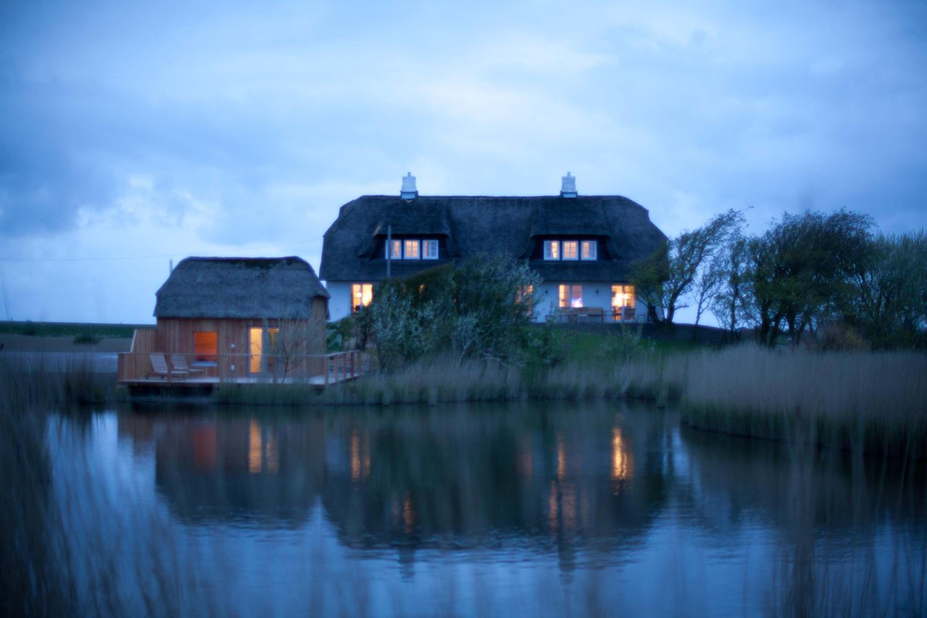 Tede Warft Freistehend am Deich mit Sauna view 2