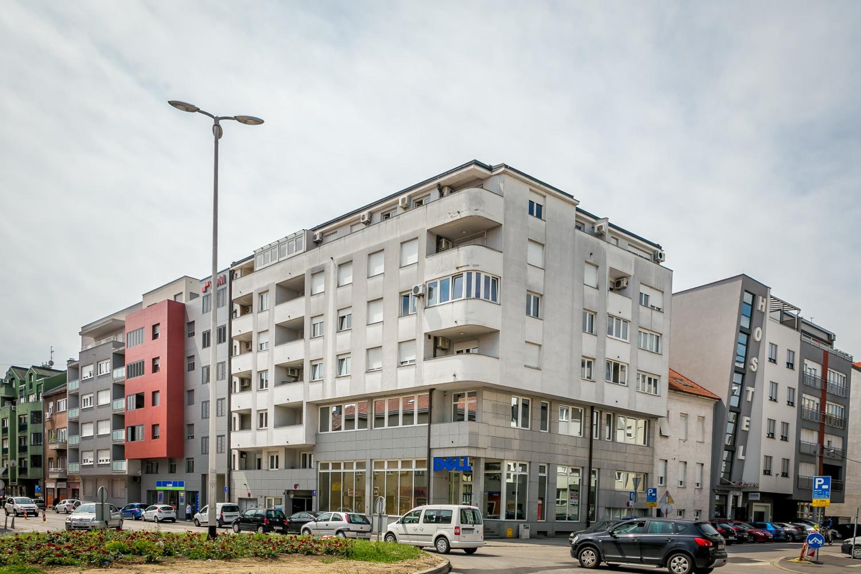 Modern Two-Bedroom Apartment, Free Garage Parking view 4