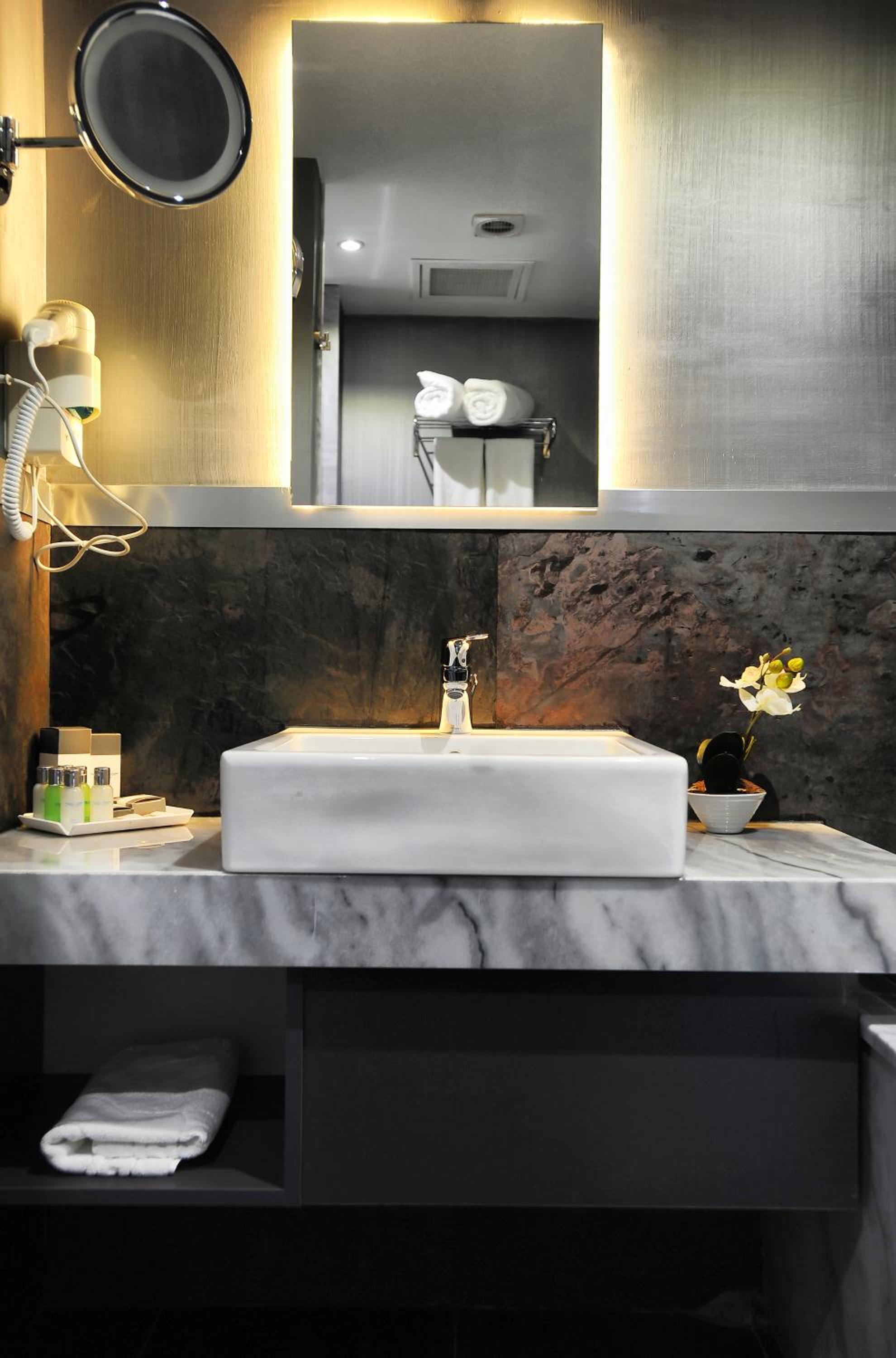 Akoni Hotel - Image 38